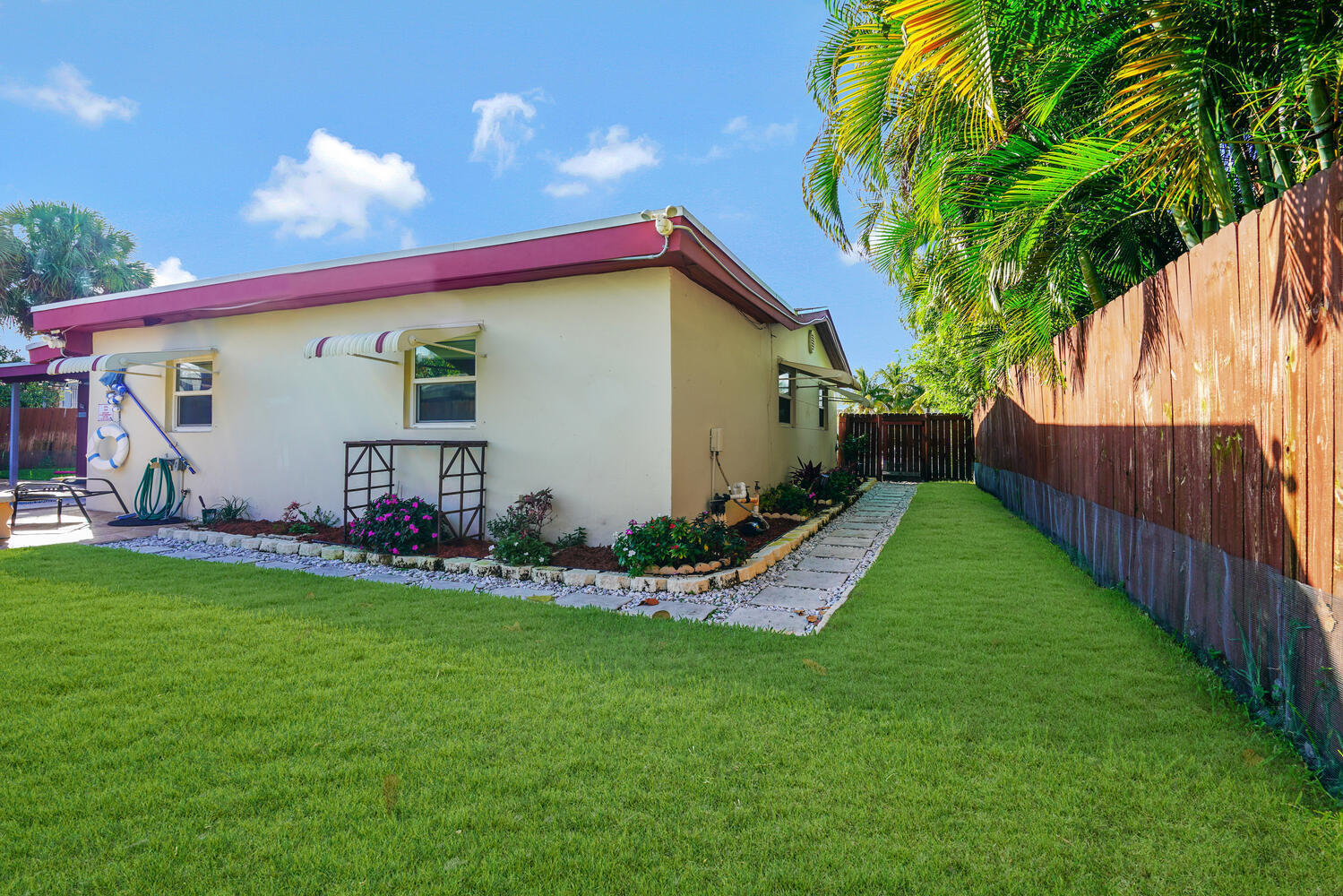 416 Lighthouse Drive North-large-032-028