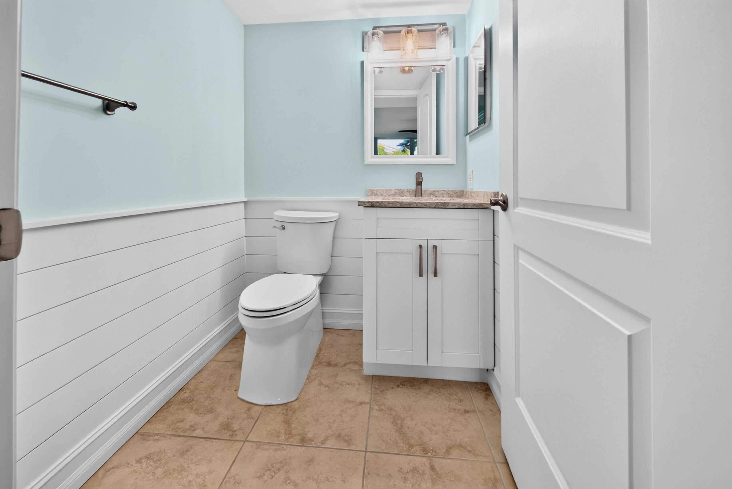 1/2 bath downstairs