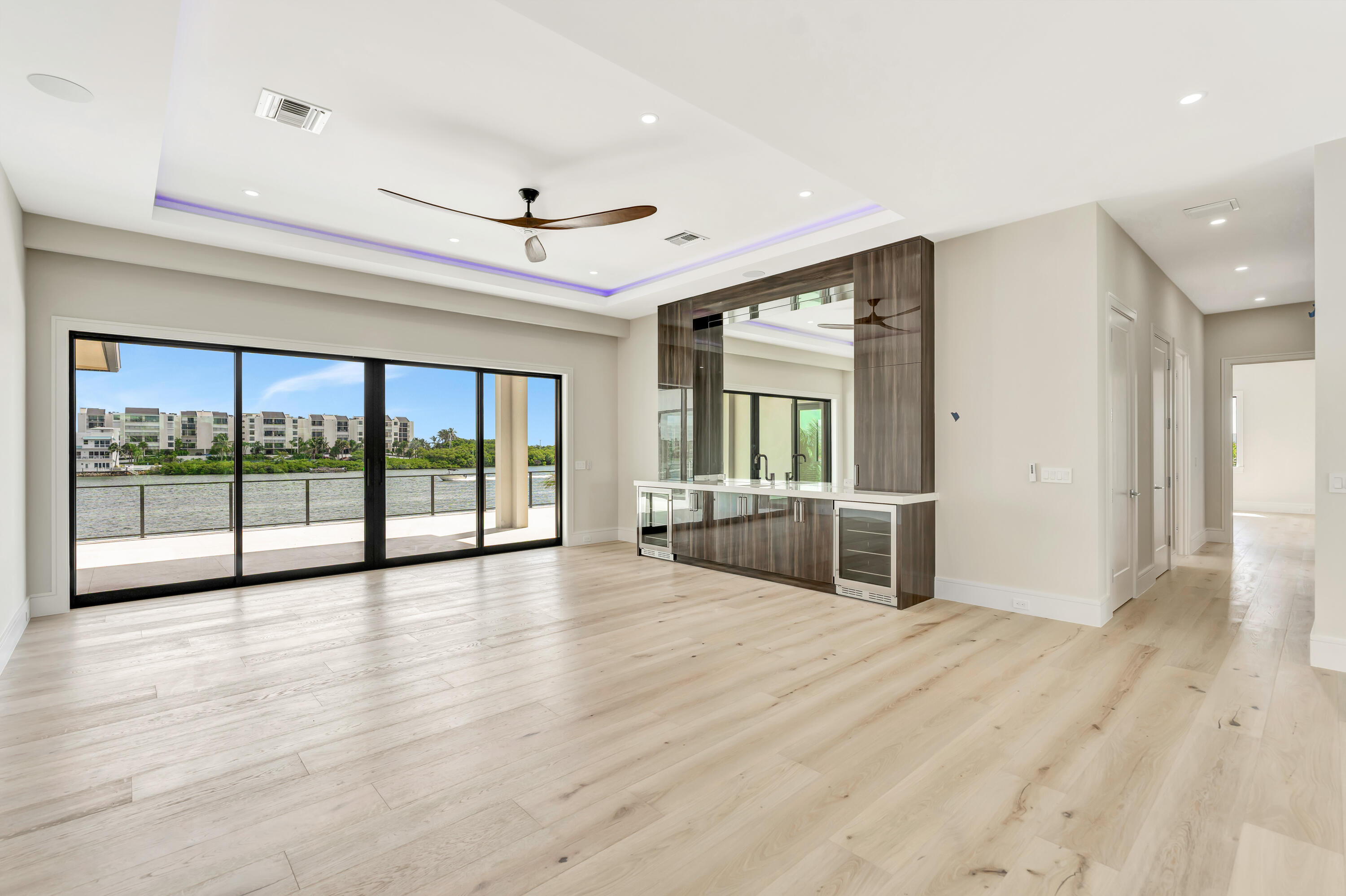 2nd floor loft area w/ wet bar