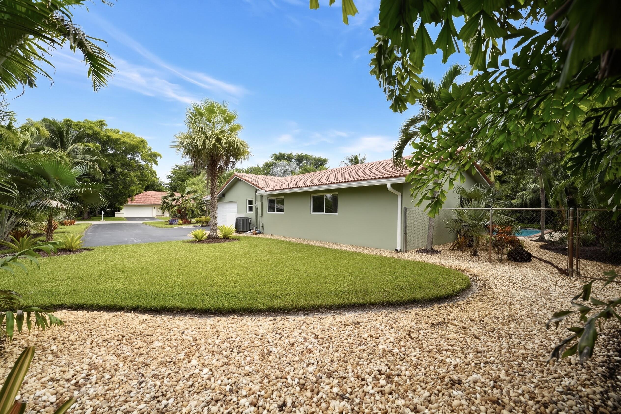 Huge Side yard