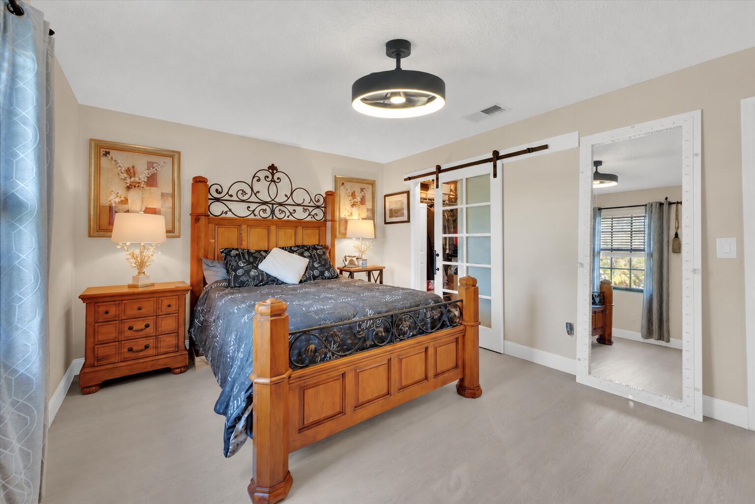 *25 Modern black fan light in bedroom