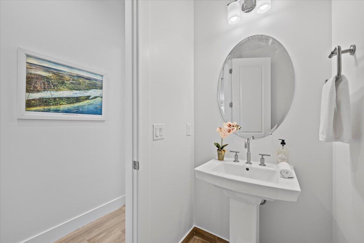 Guest Bath Across from 4th Bedroom