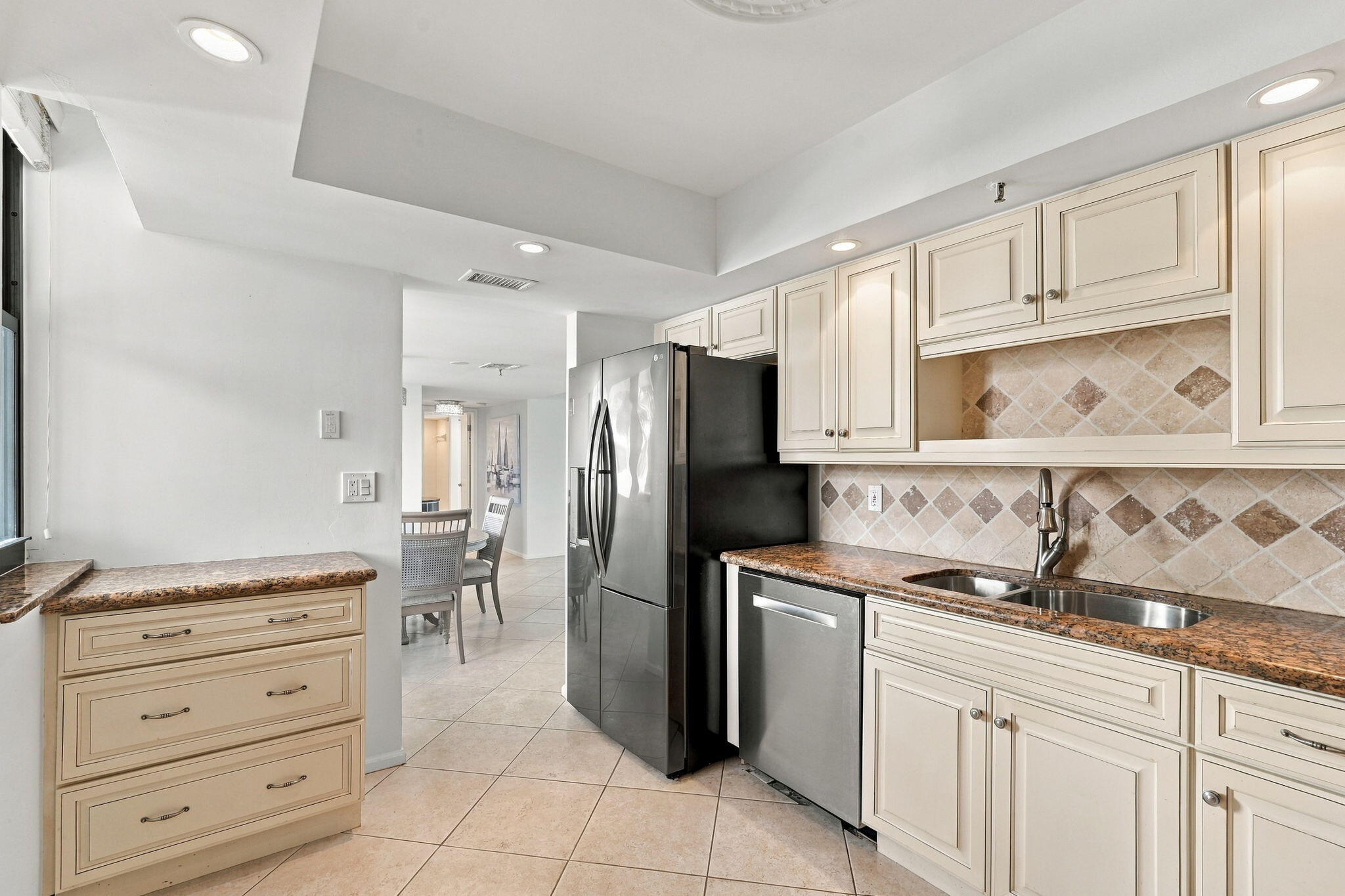 kitchenfacingdiningarea