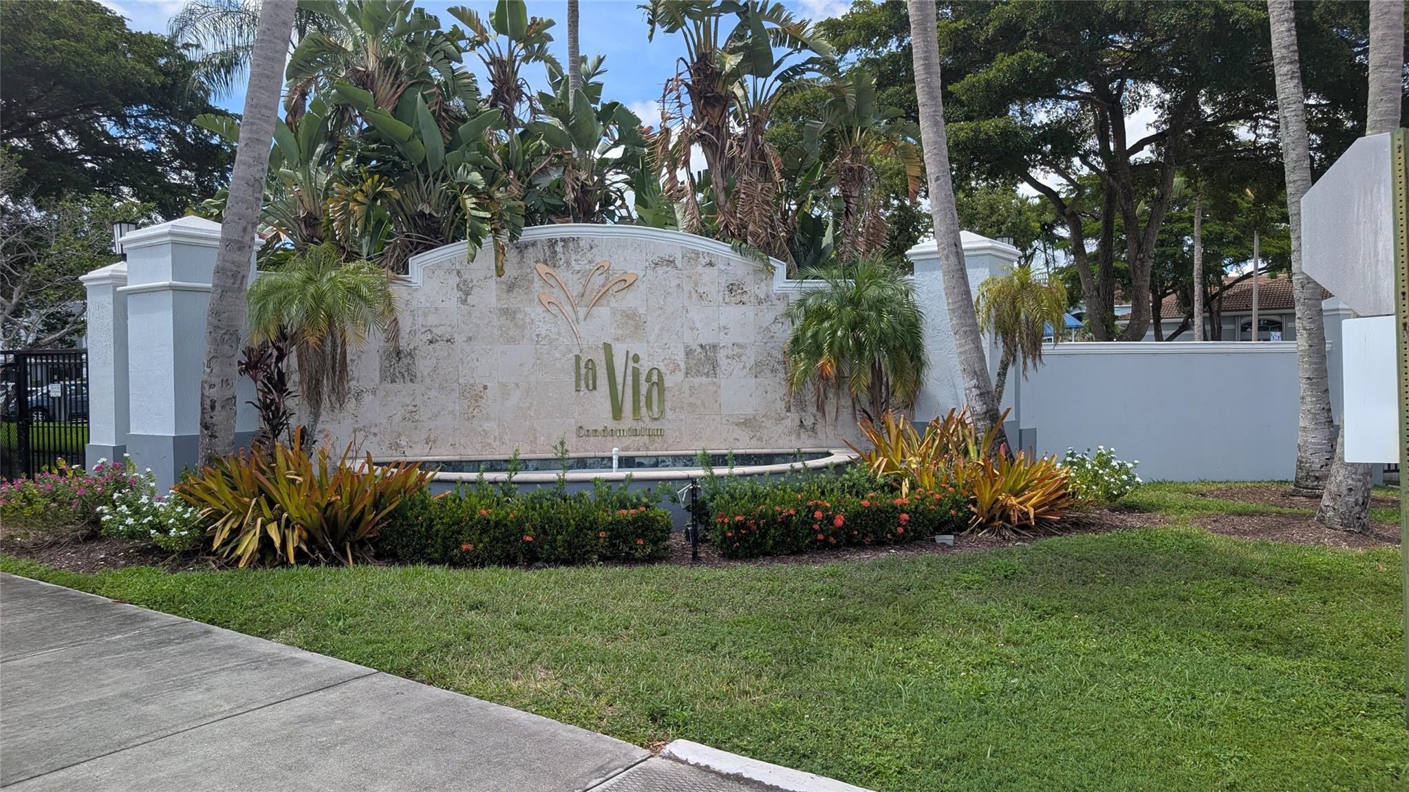 La Via Entrance sign