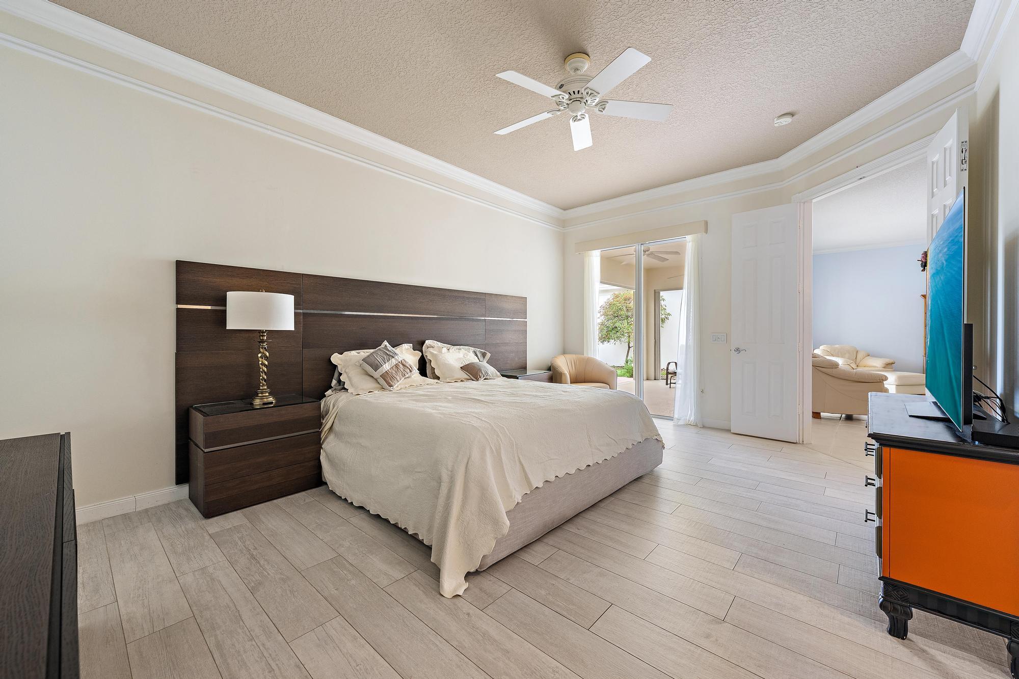244 Honeysuckle Dr-10