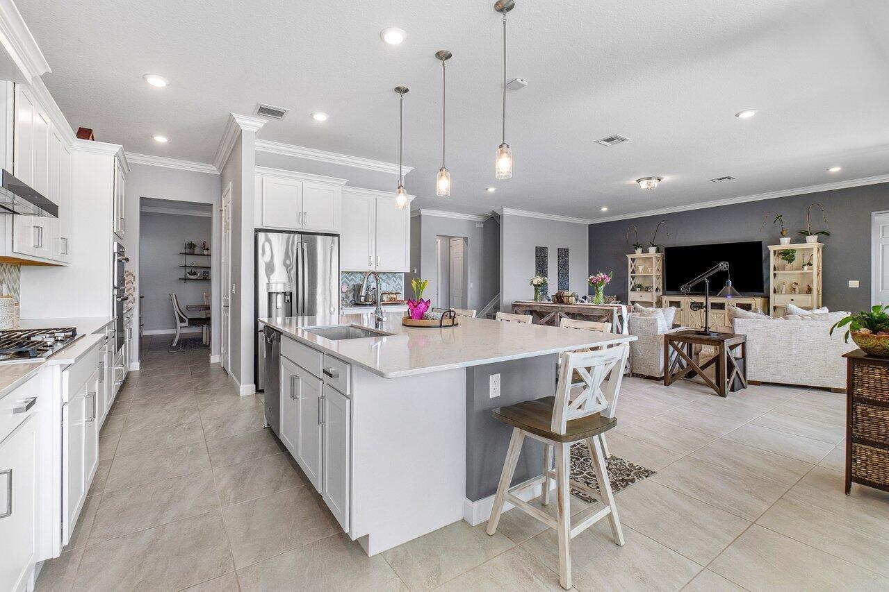 Kitchen:Livingroom View