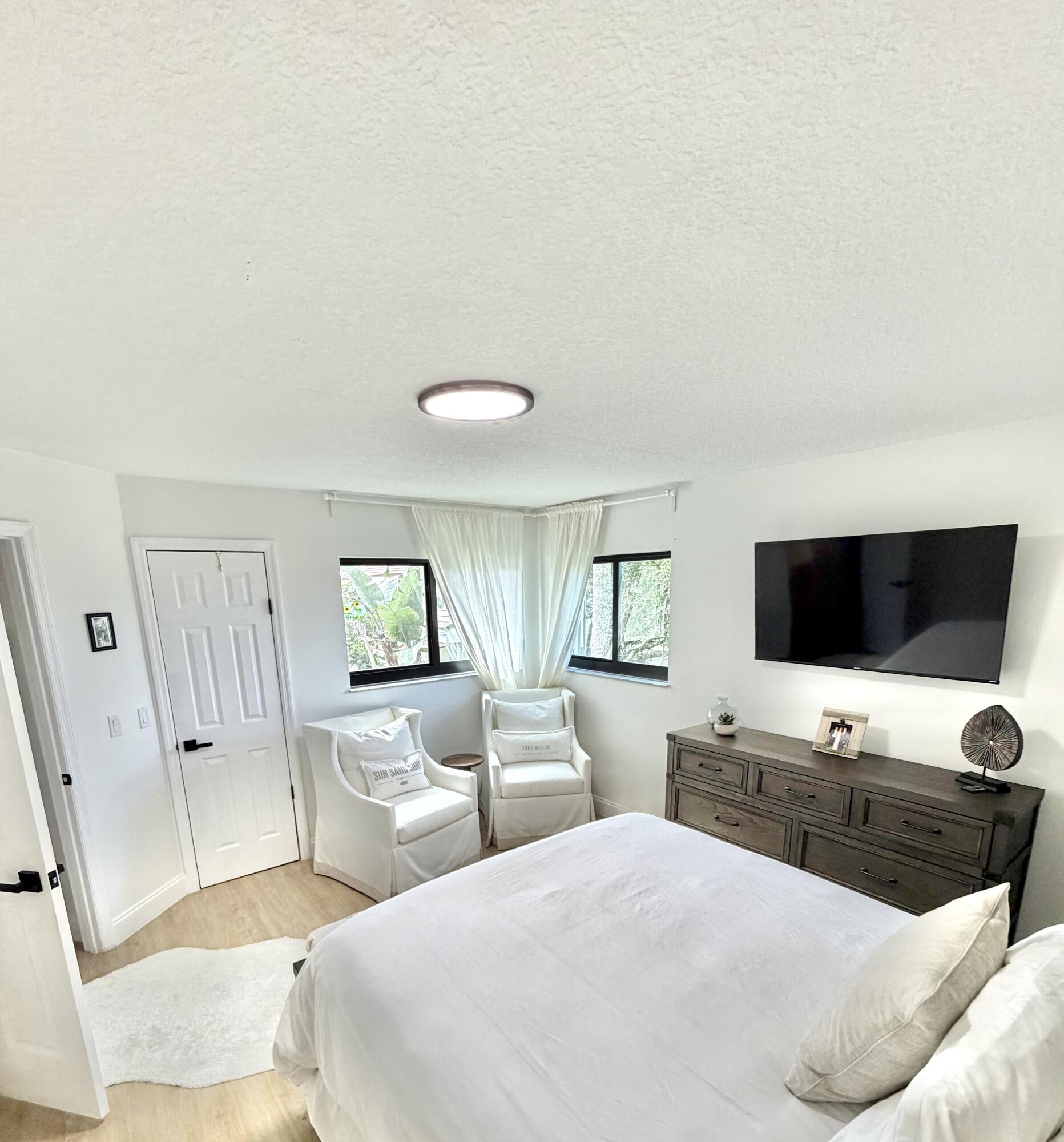 JUNO BANYAN ROOM BRIGHTEST