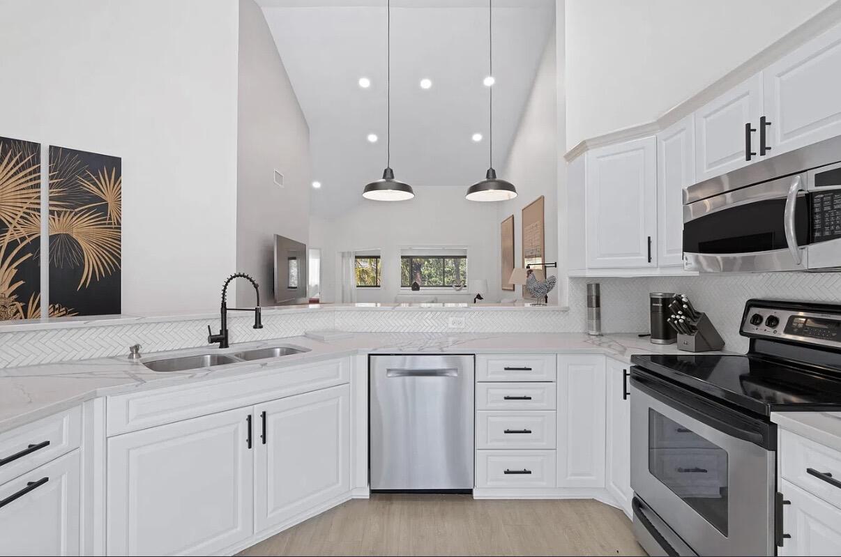 JUNO KITCHEN & LIVING ROOM