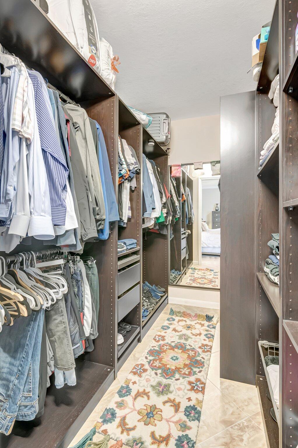 WALK-IN CLOSET