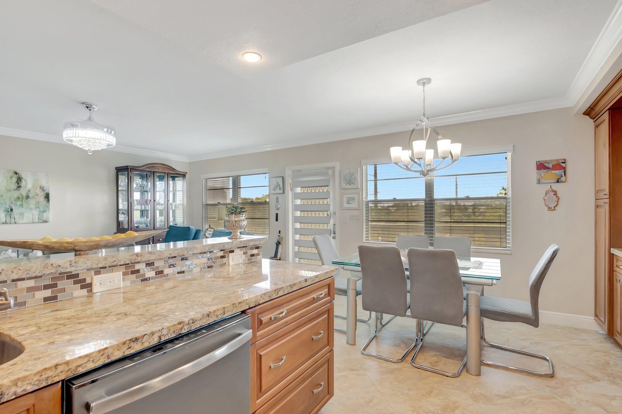 KITCHEN/DINING