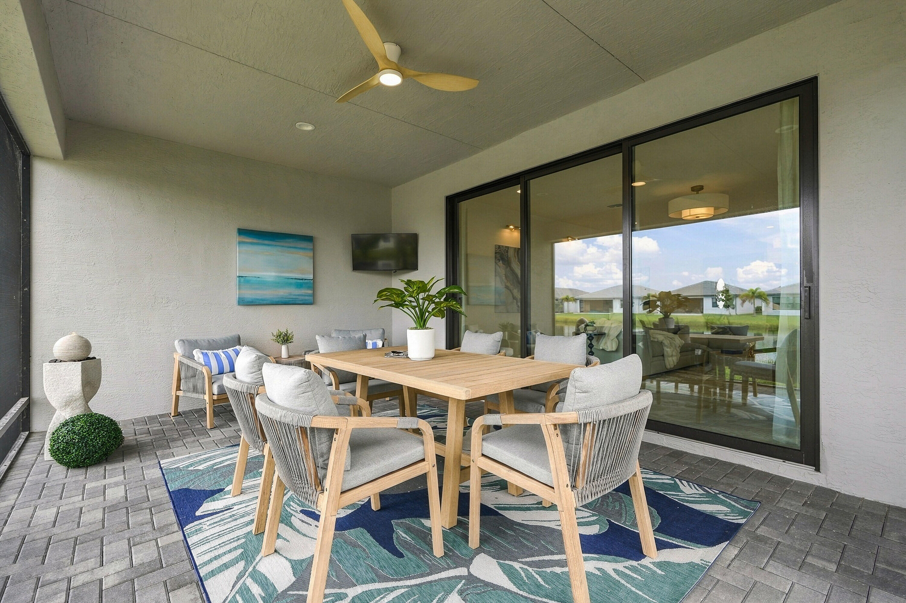 Screened Lanai TV and fountain
