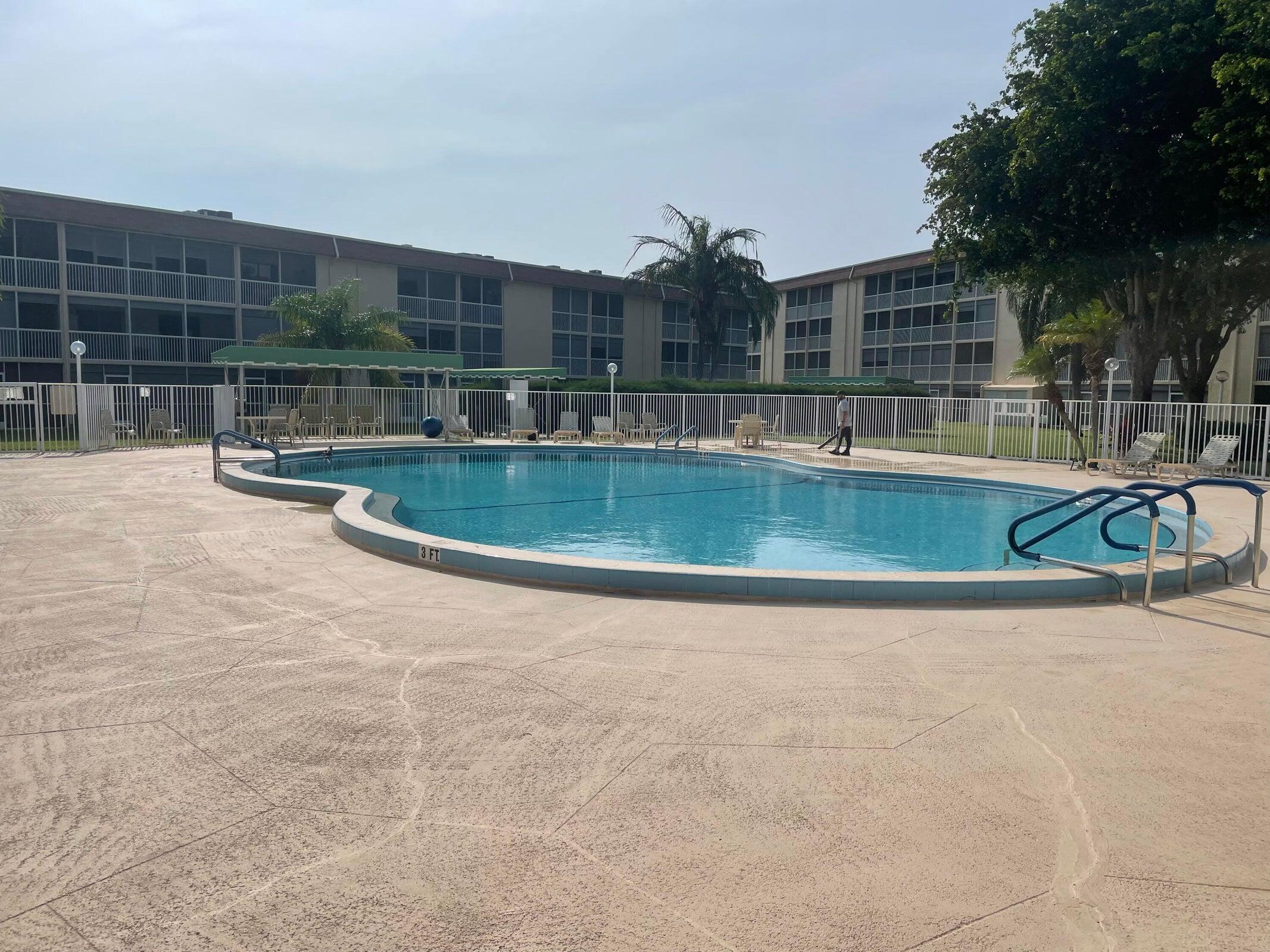 Pool. deck