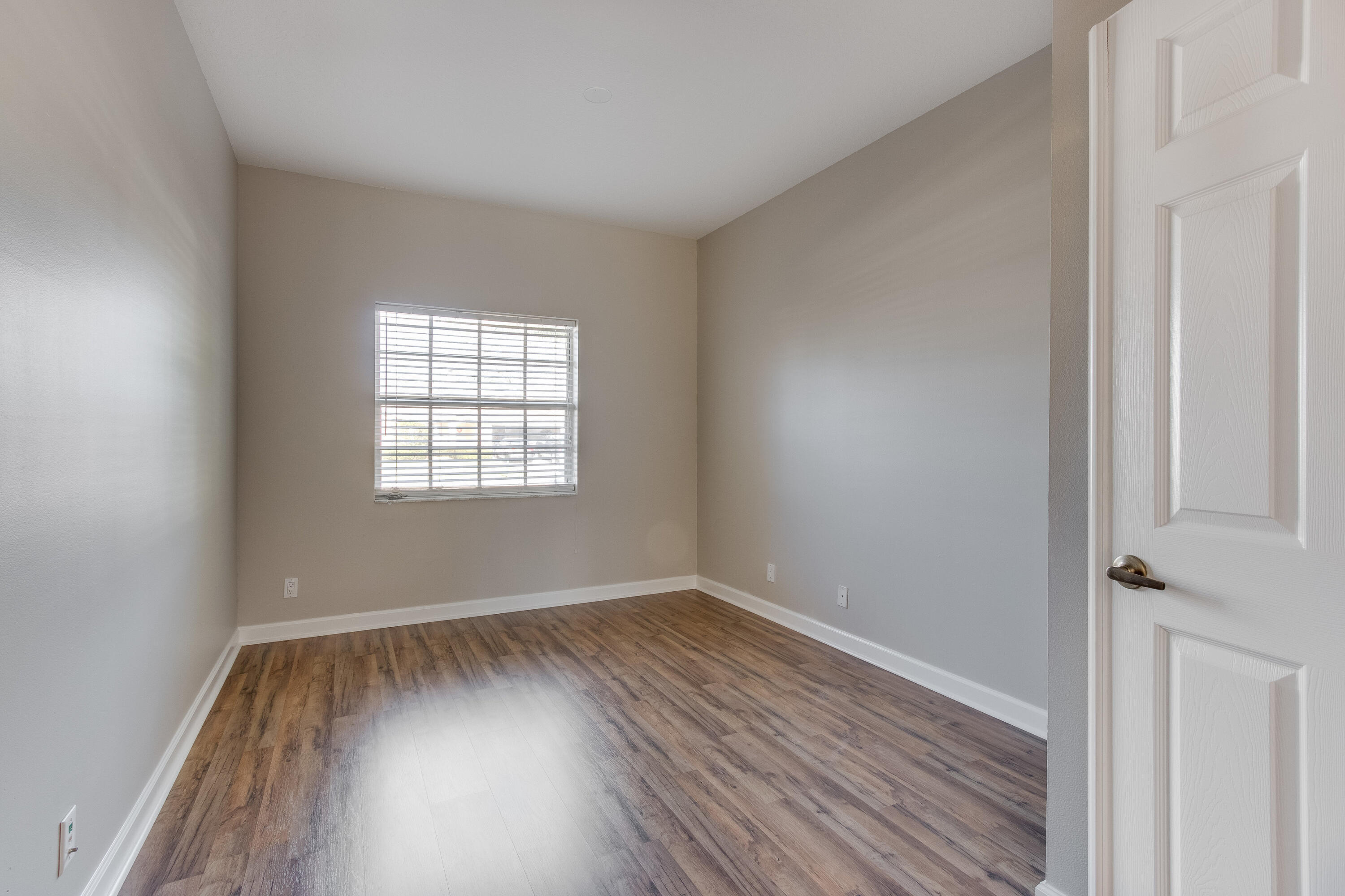 14185GreentreeDr-5