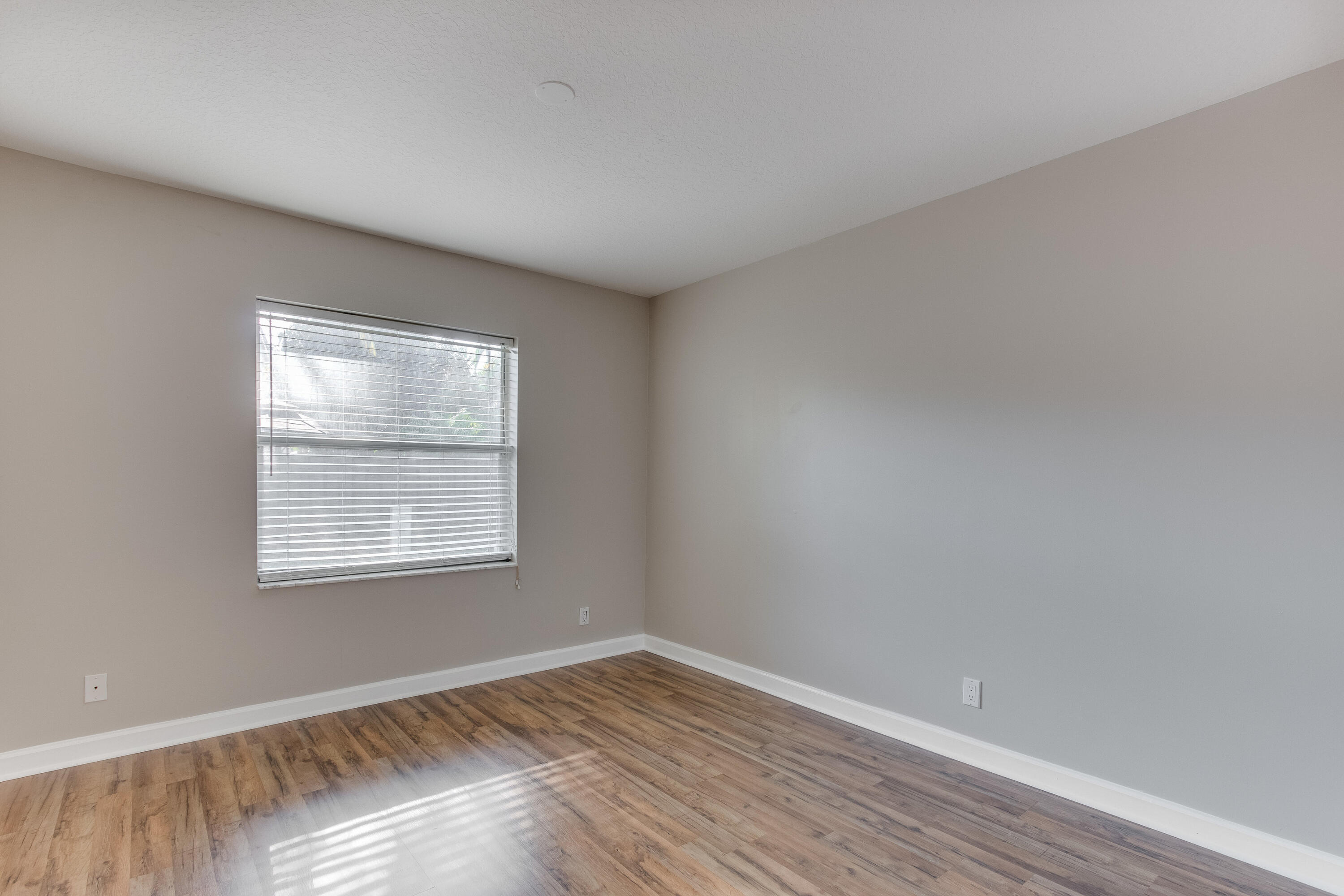 14185GreentreeDr-11