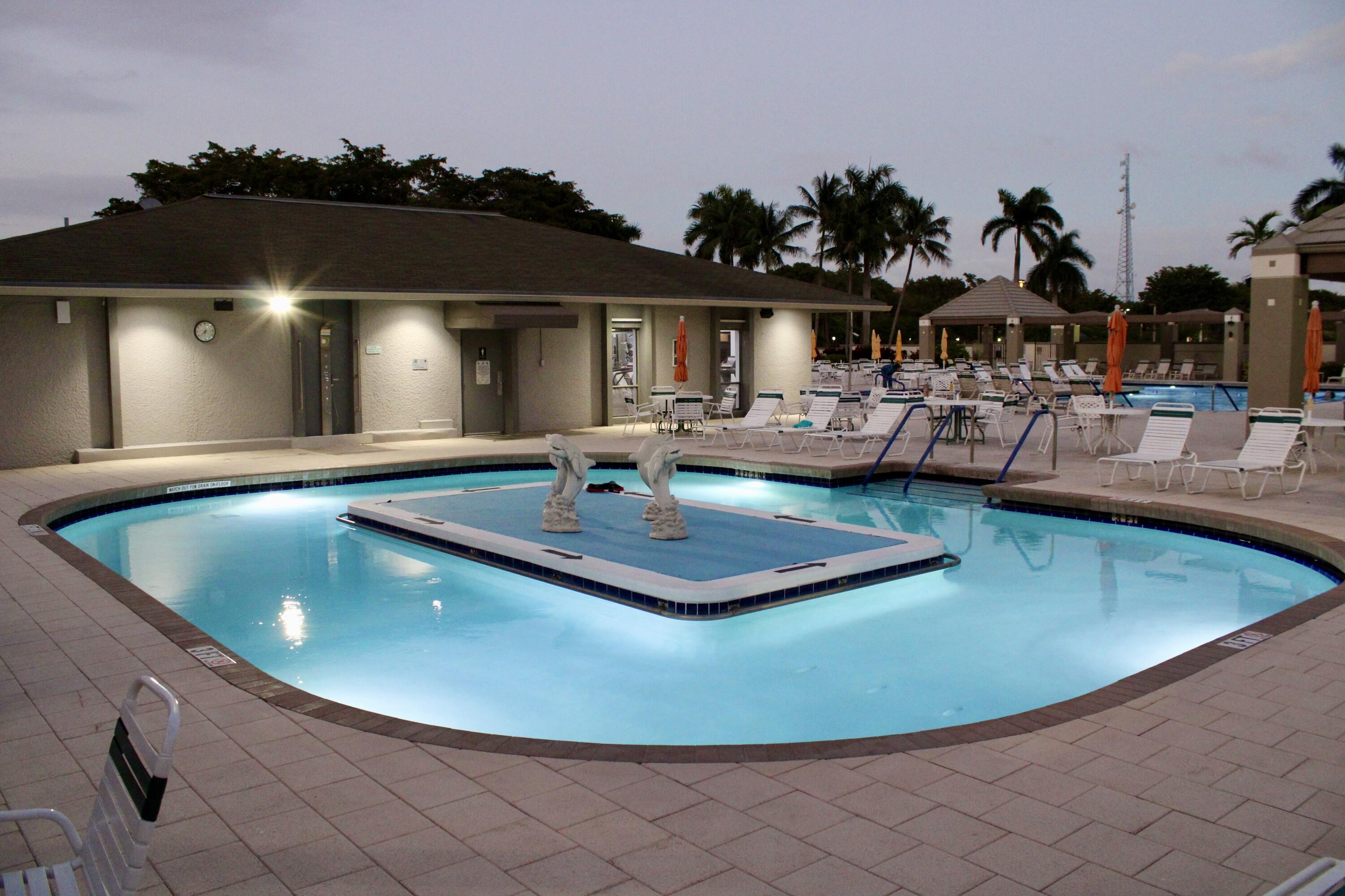 90 WYNMOOR MAIN POOL BBQ AREA