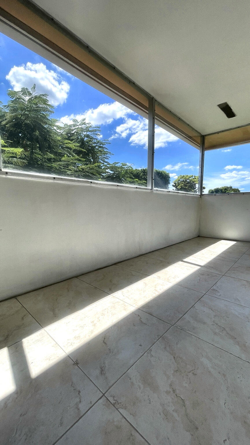 01_Balcony