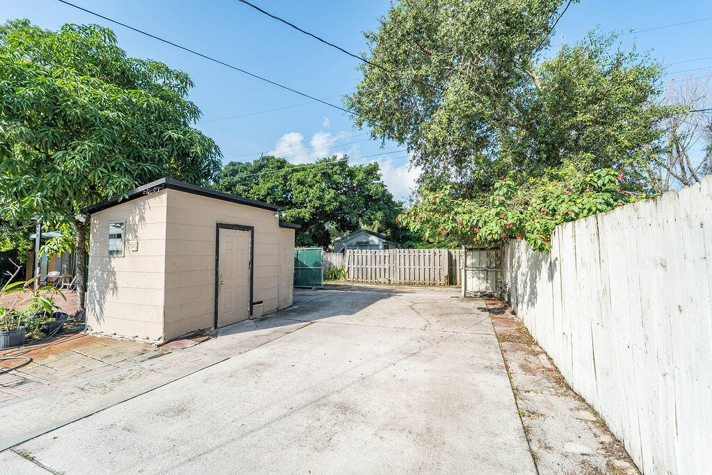 223NFstreetlakeworth-001