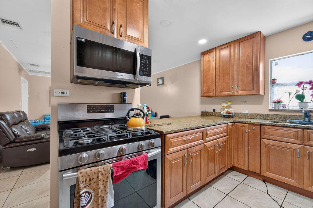 223NFstreetlakeworth-036
