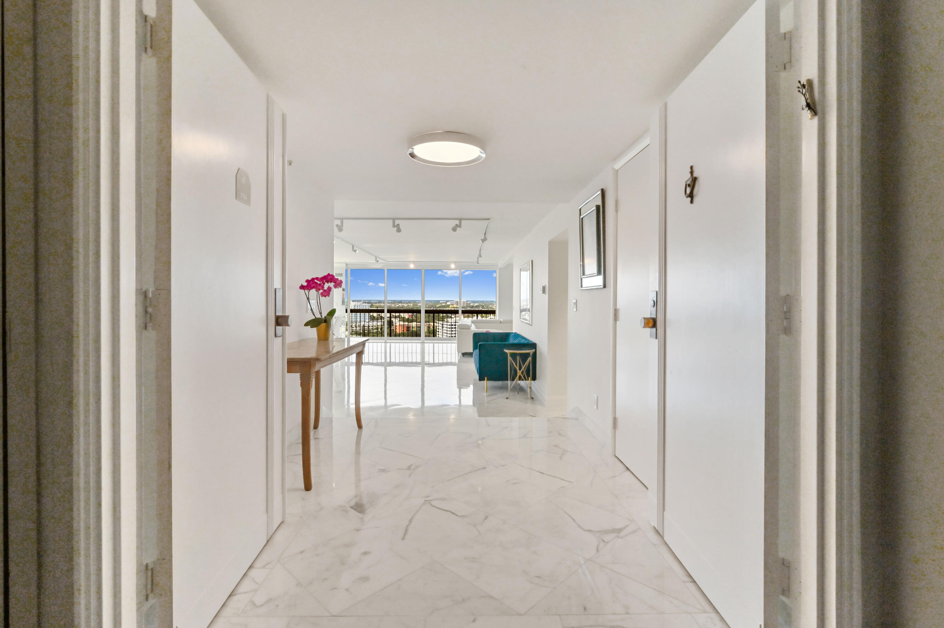 ENTRANCE/FOYER