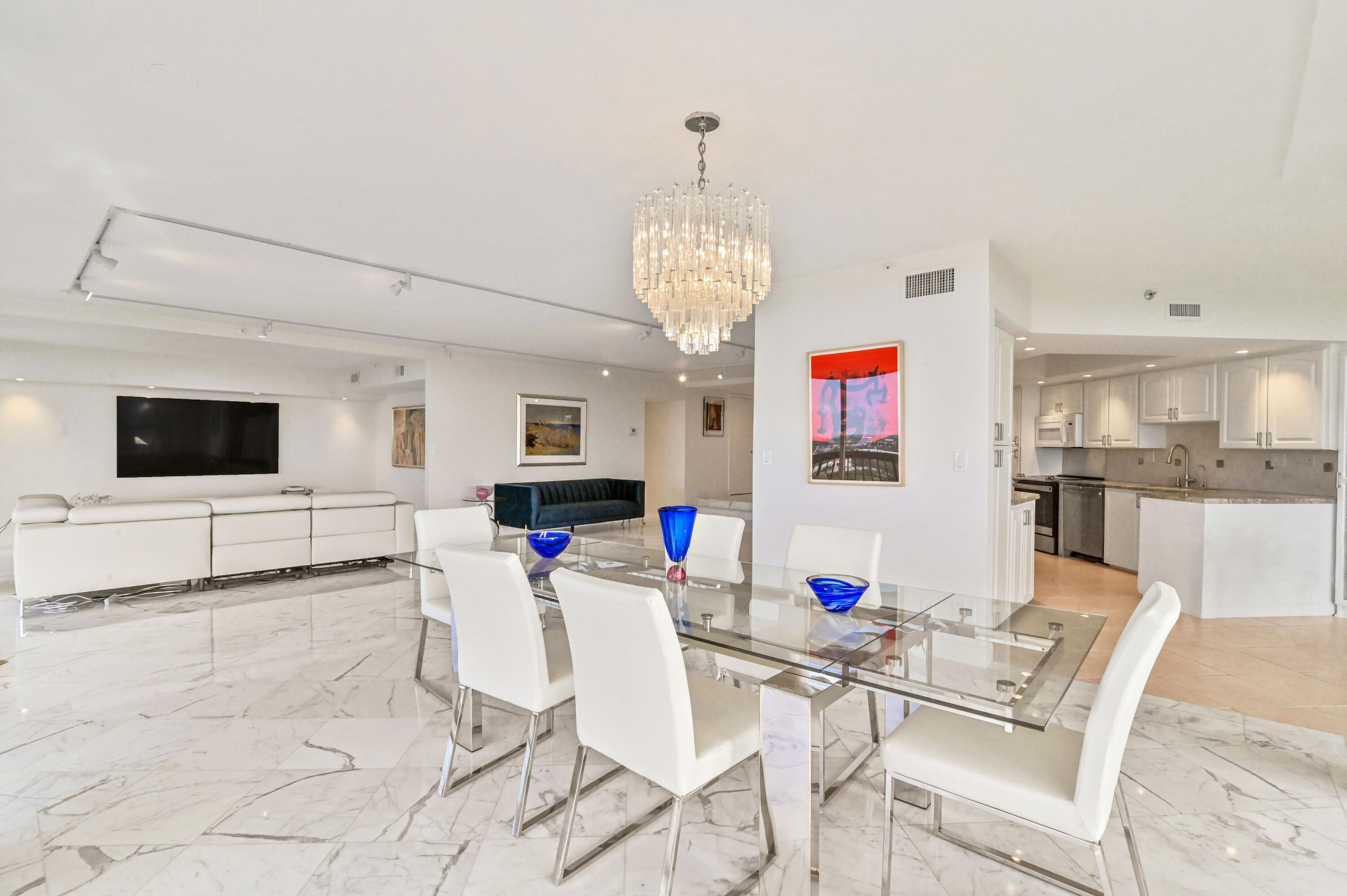 DINING/LIVING ROOM