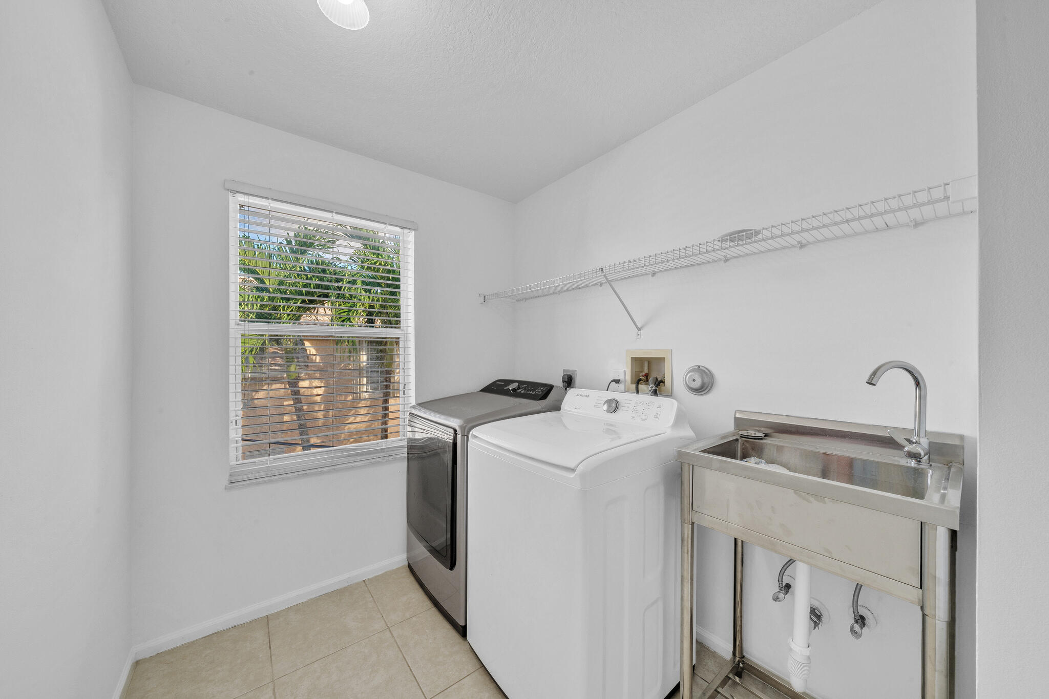 16 Laundry Room (1)