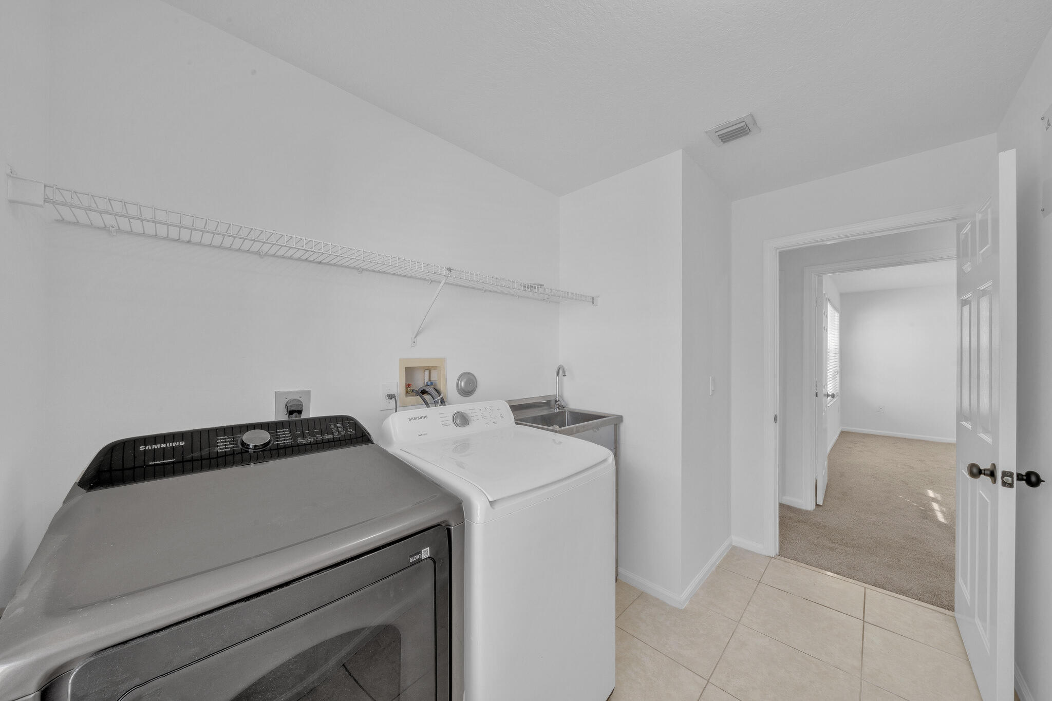 16 Laundry Room (2)