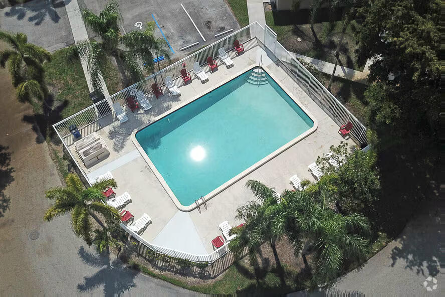 lakeside-villas-sunrise-fl-community-poo