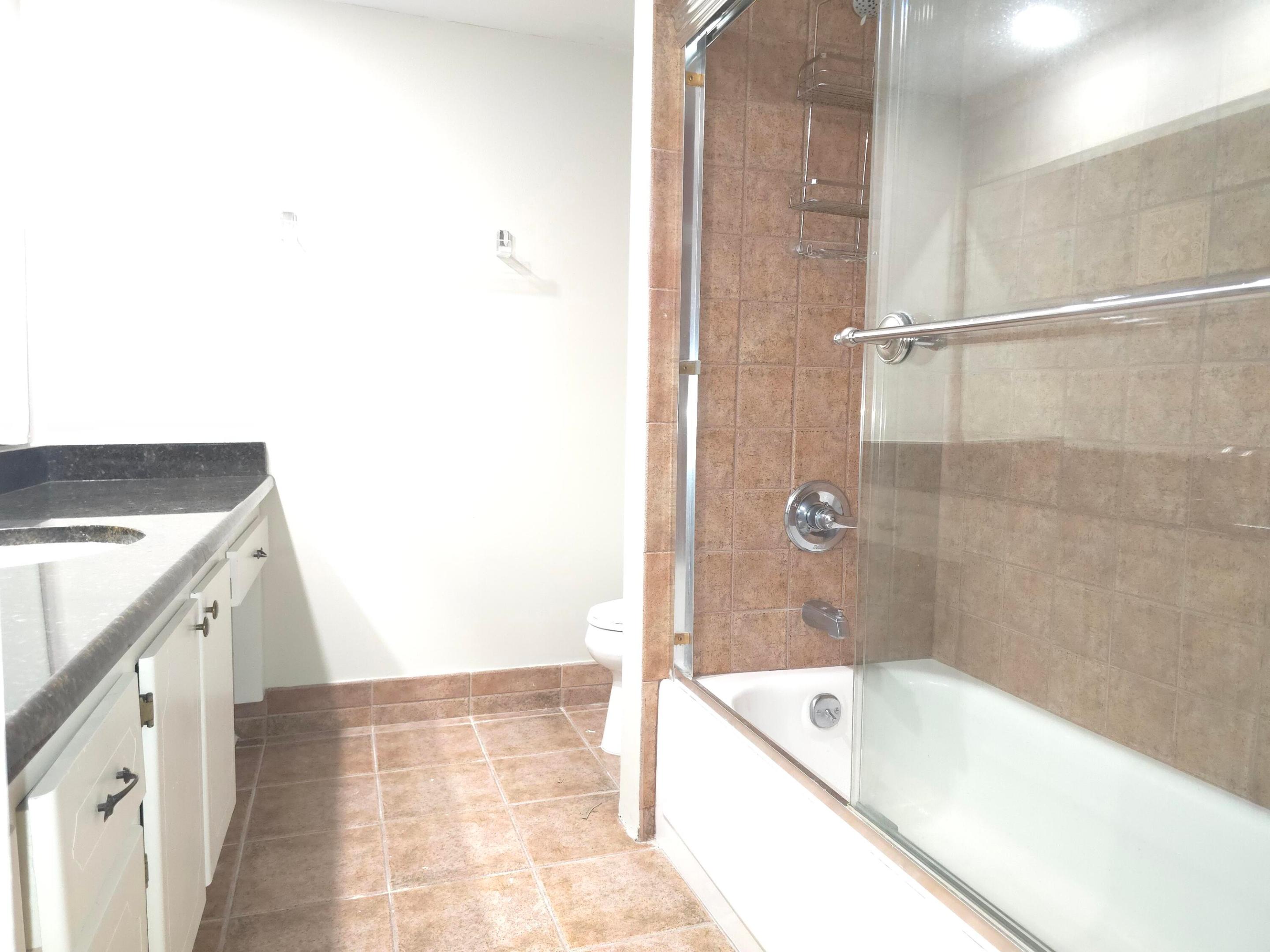 Primary bedroom en-suite bathroom