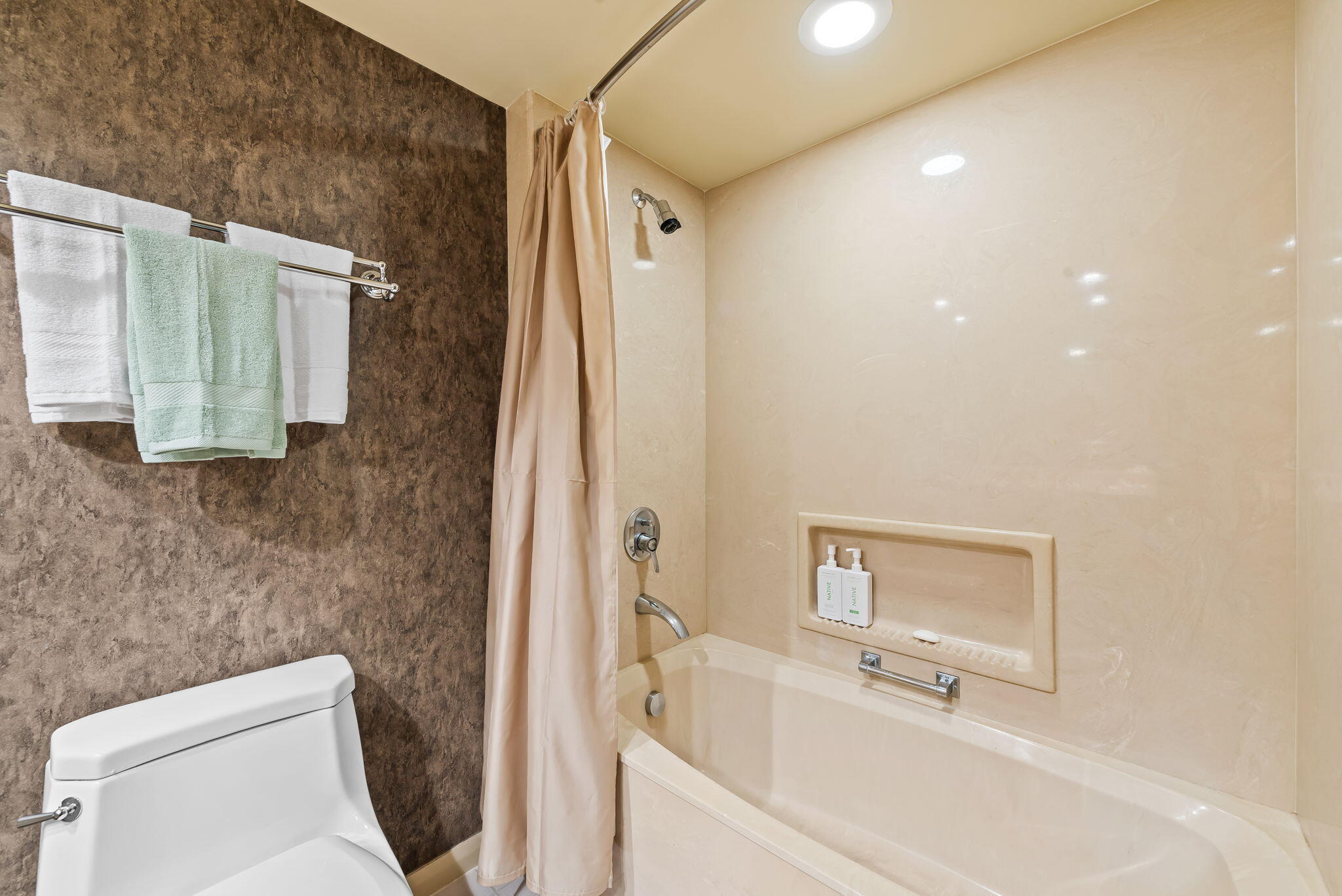 2nd bathroom tub/shower