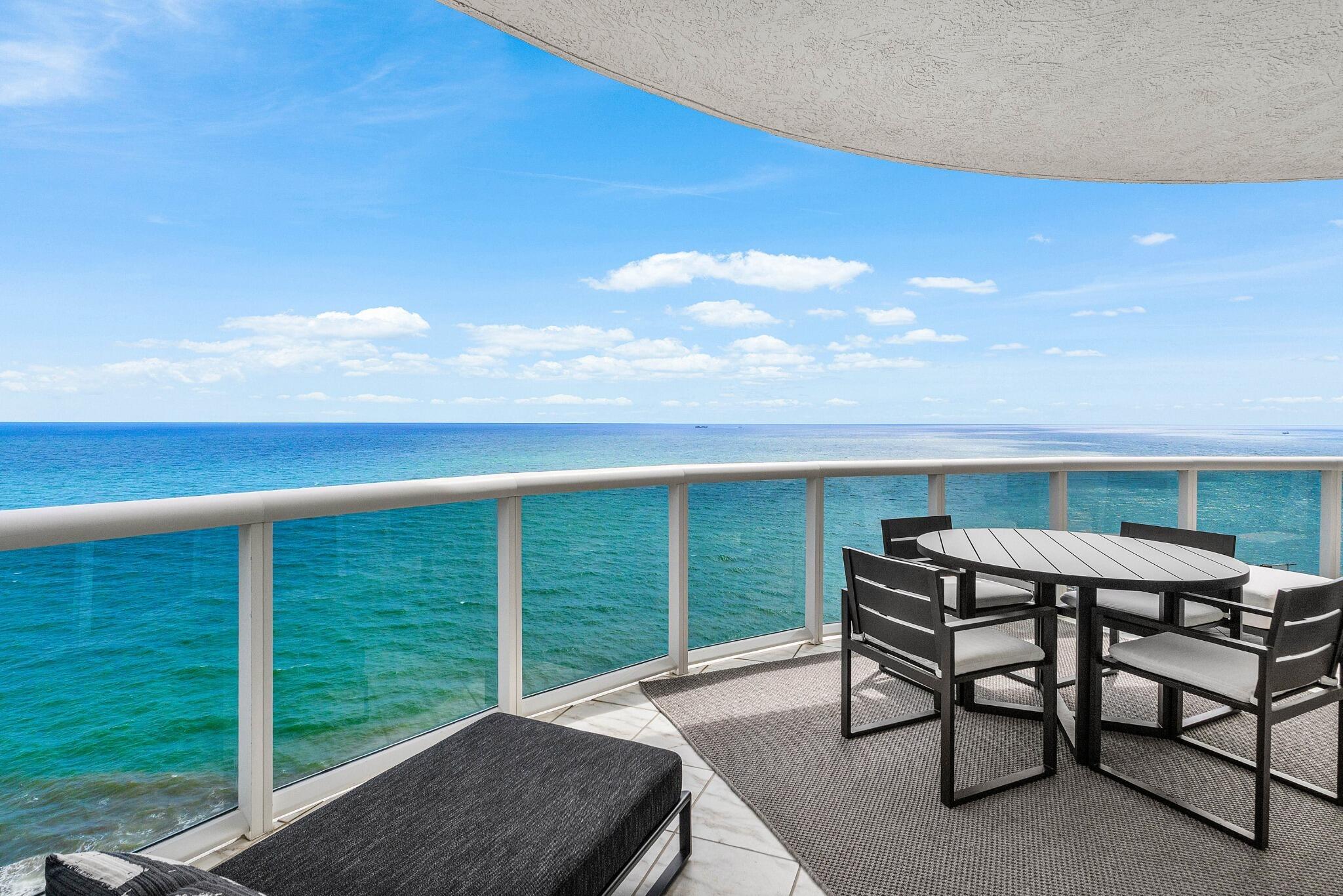 044 - Balcony with direct ocean views