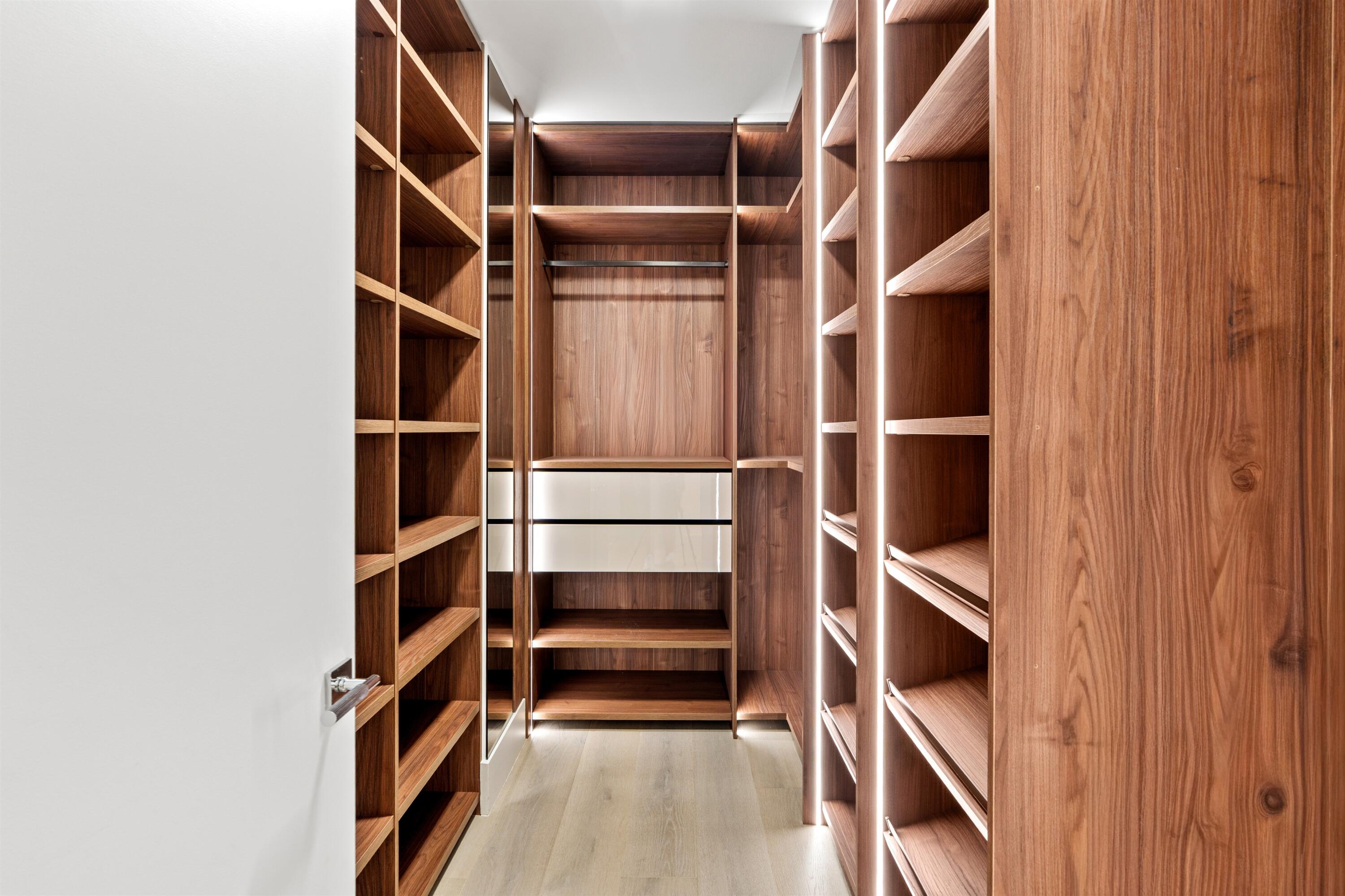 CLOSET_STRAIGHT