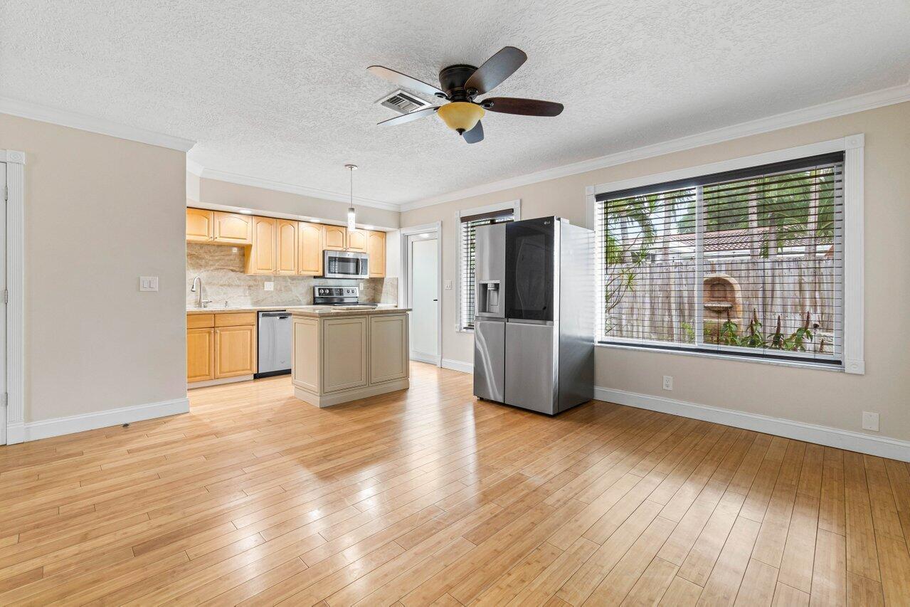 712 NE 23rd 10