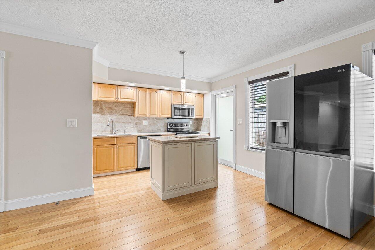 712 NE 23rd 11