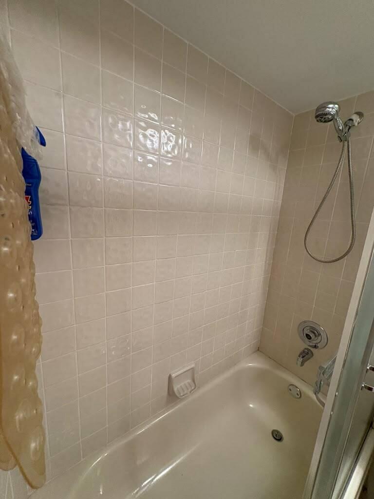 Bathroom 2/Tub