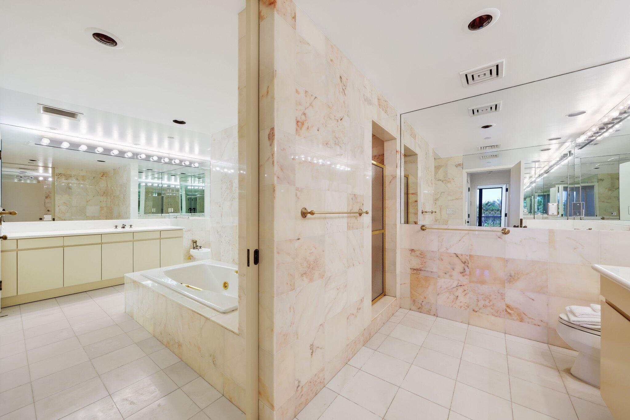Primary En-Suite His/Hers Bathroom