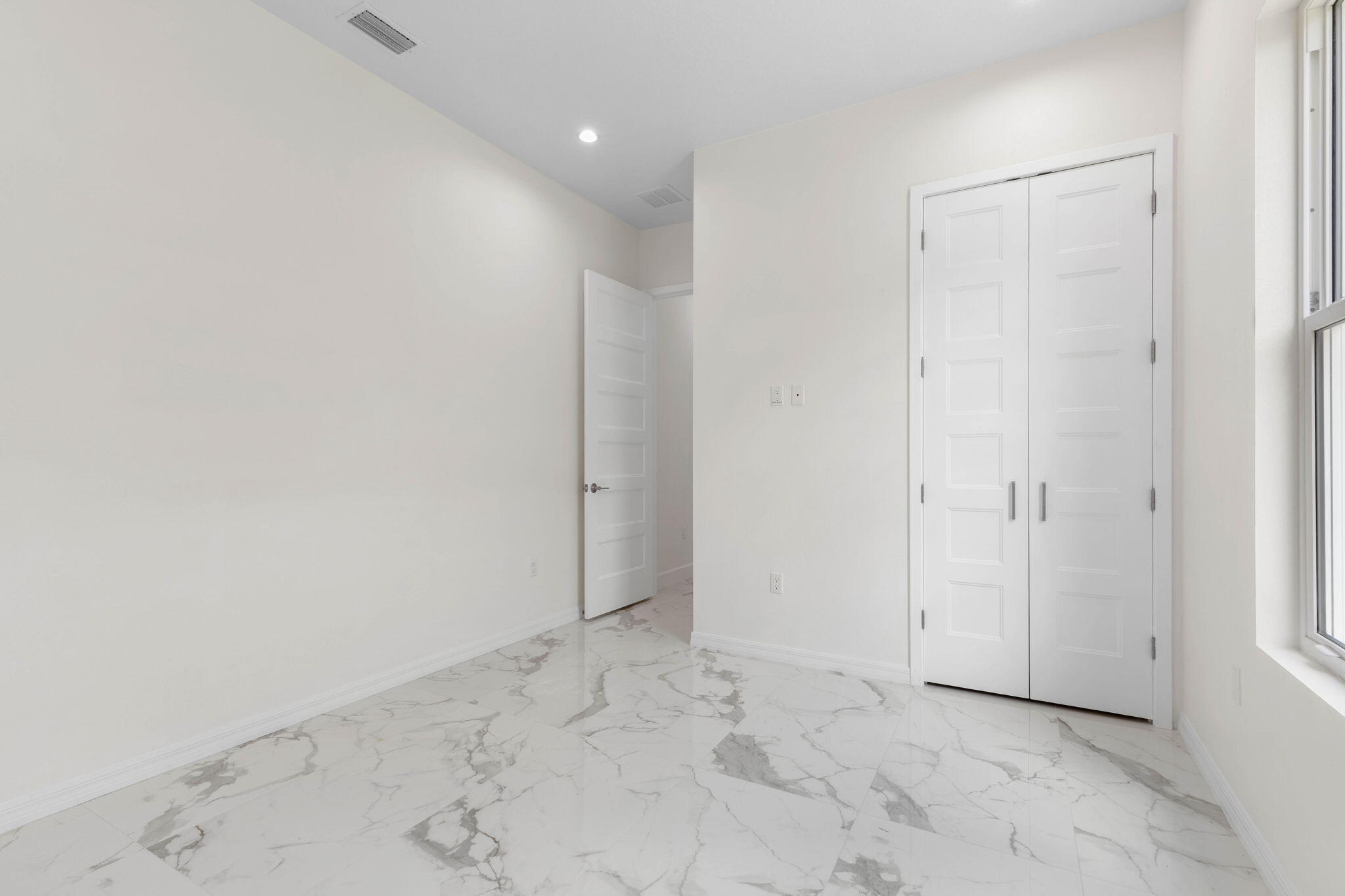 48-web-or-mls-116 Longview Way N-45