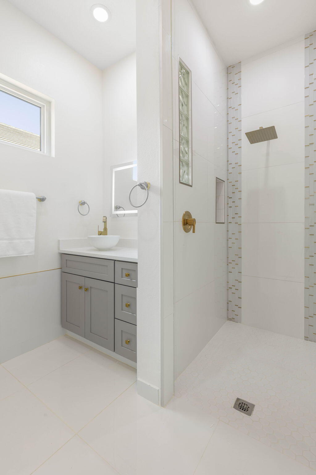 49-web-or-mls-116 Longview Way N-46