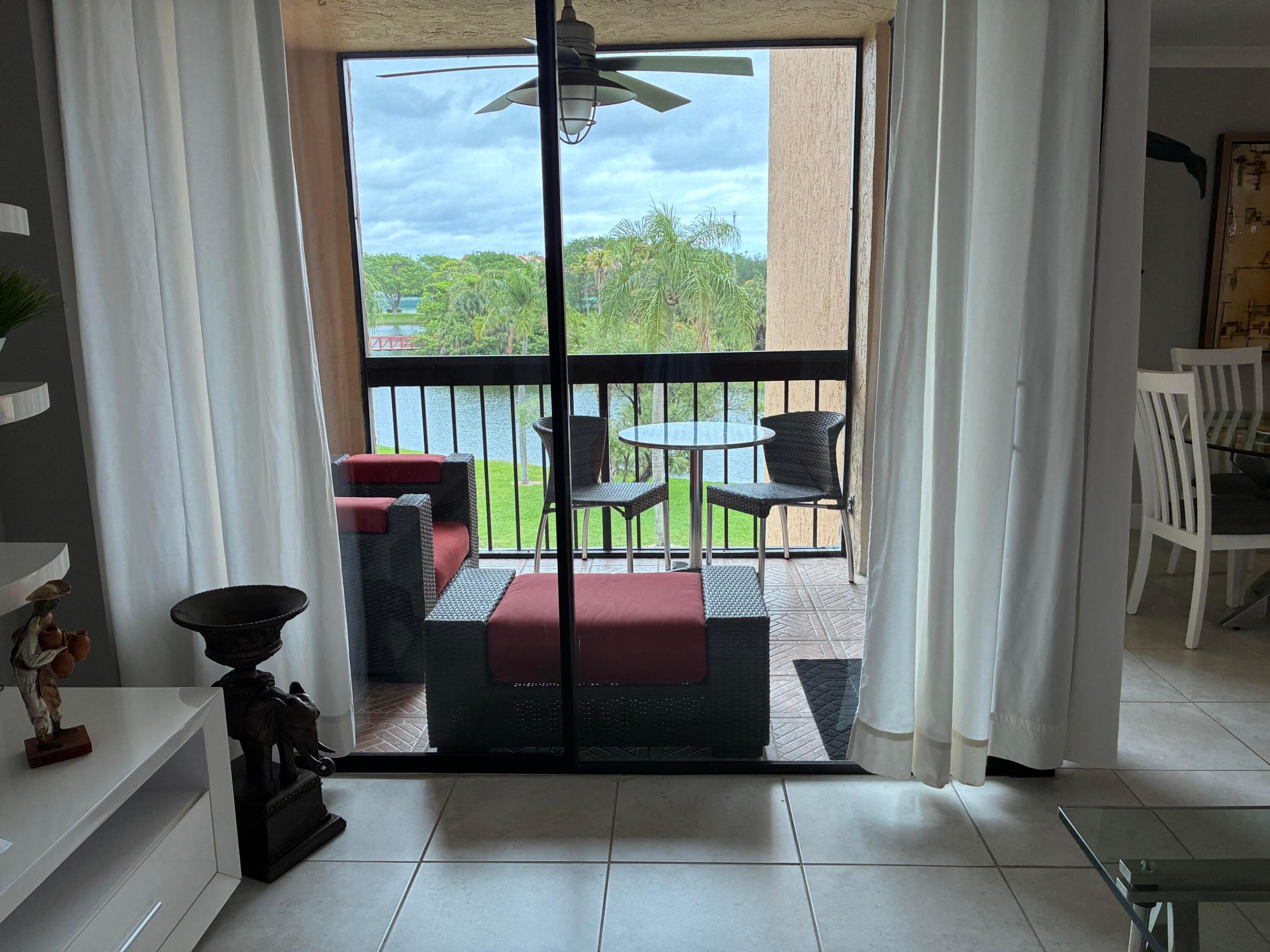 3304 PHOTO PATIO