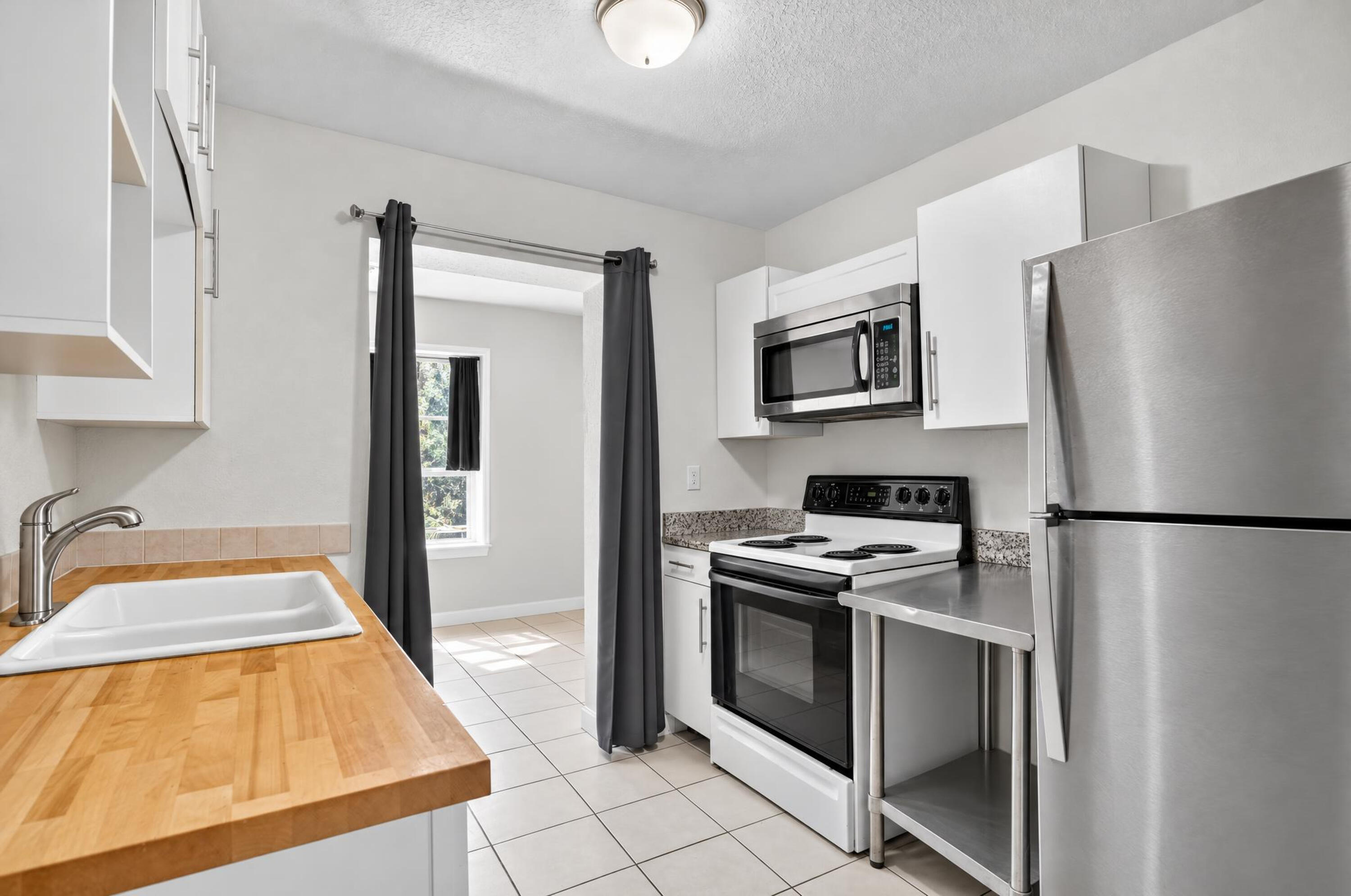 14-1340-Longwood-St-13