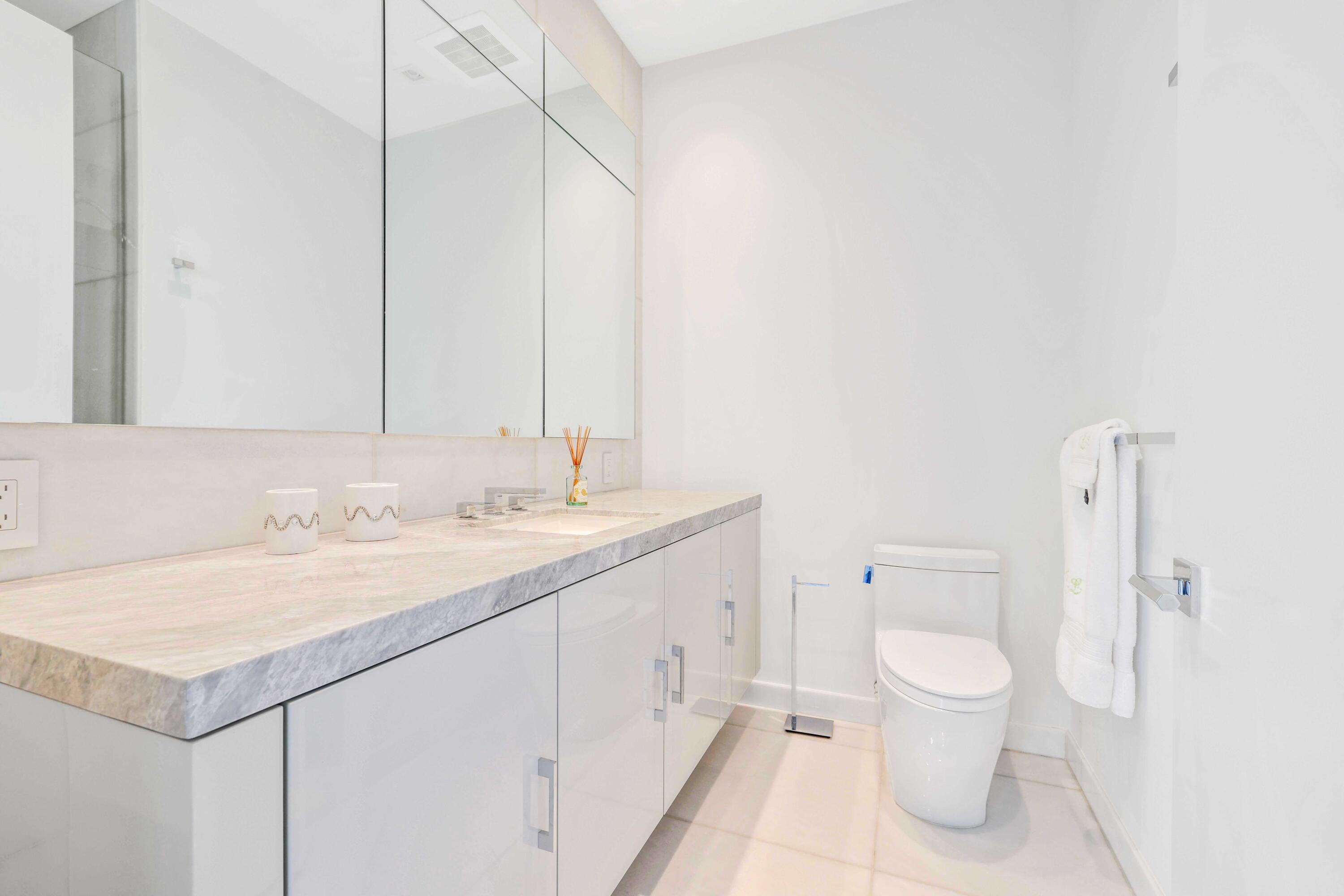 27 Bistrol 1101 - Guest Bathroom 2