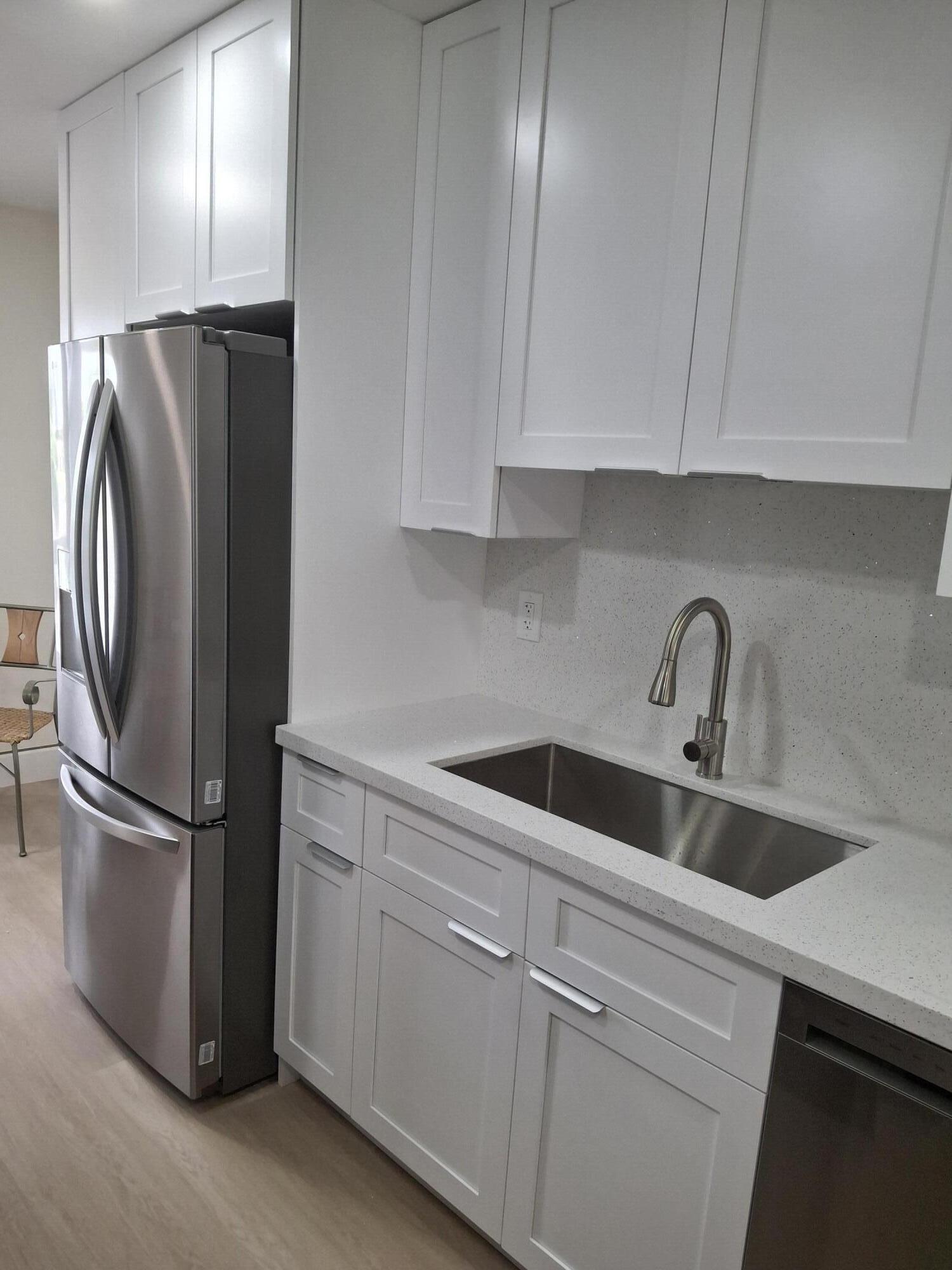 Refrigerator/cabinets Refrigerator/cabinets