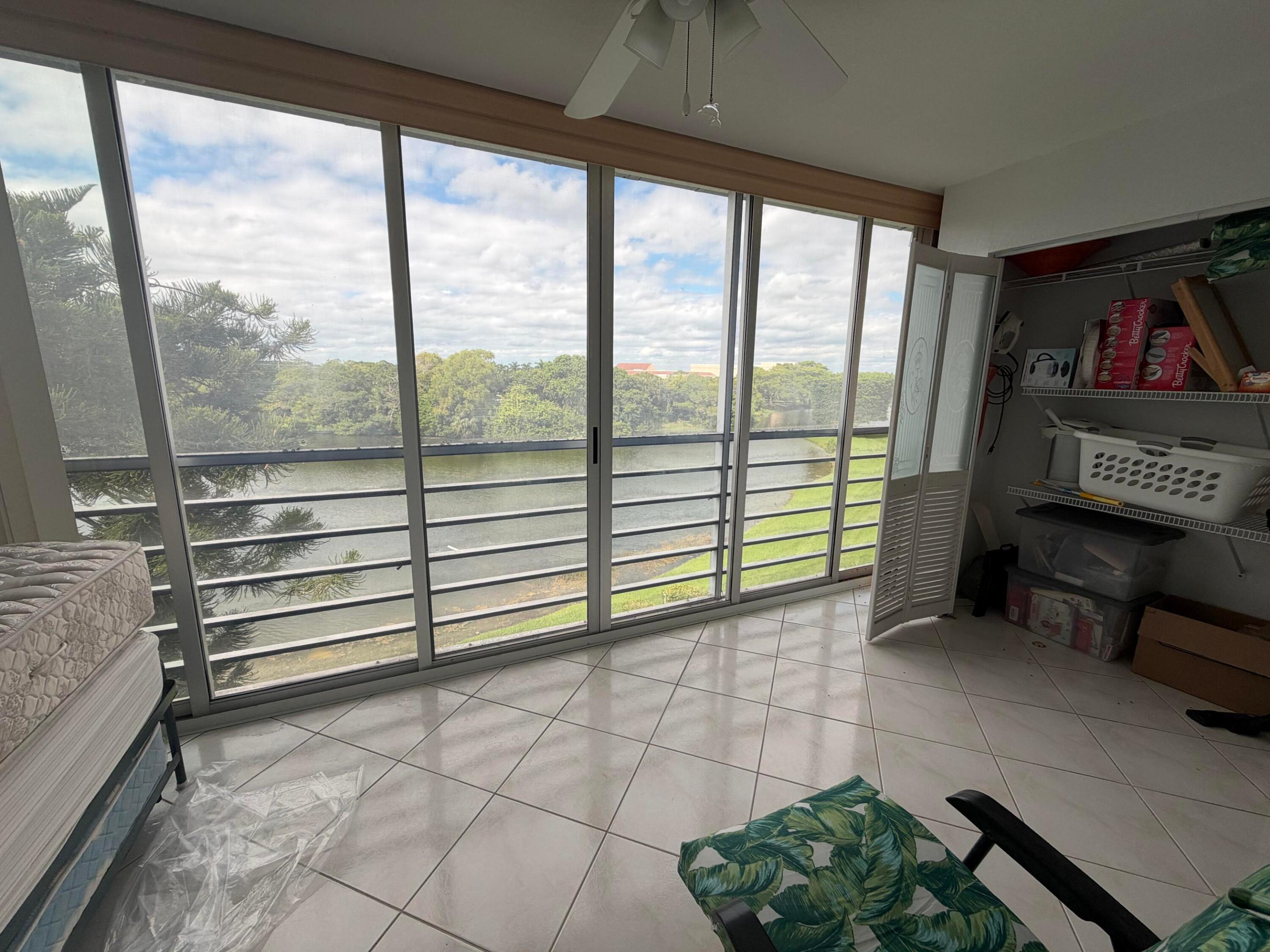 4046 Ainslie C-balcony 4046 Ainslie C-balcony