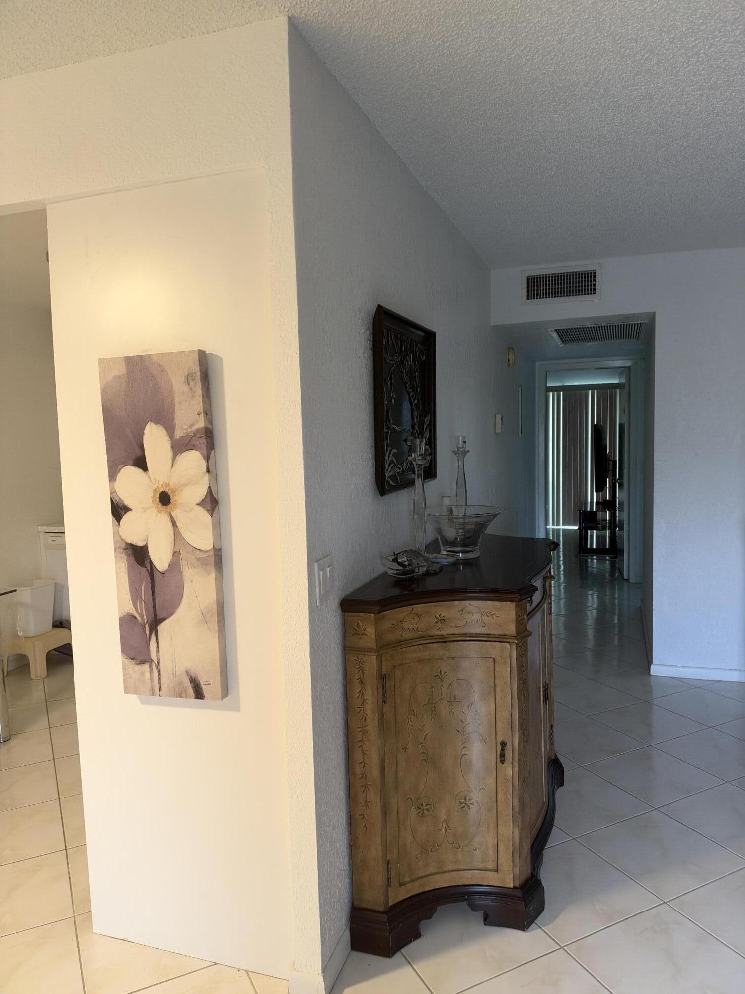 4046 Ainslie C-hallway 4046 Ainslie C-hallway
