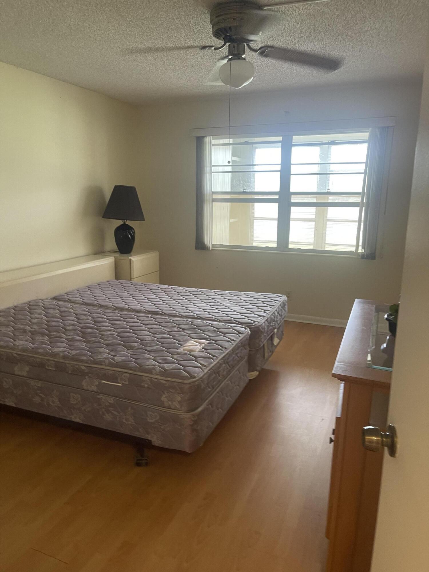 1052 AINSLIE D-bedroom