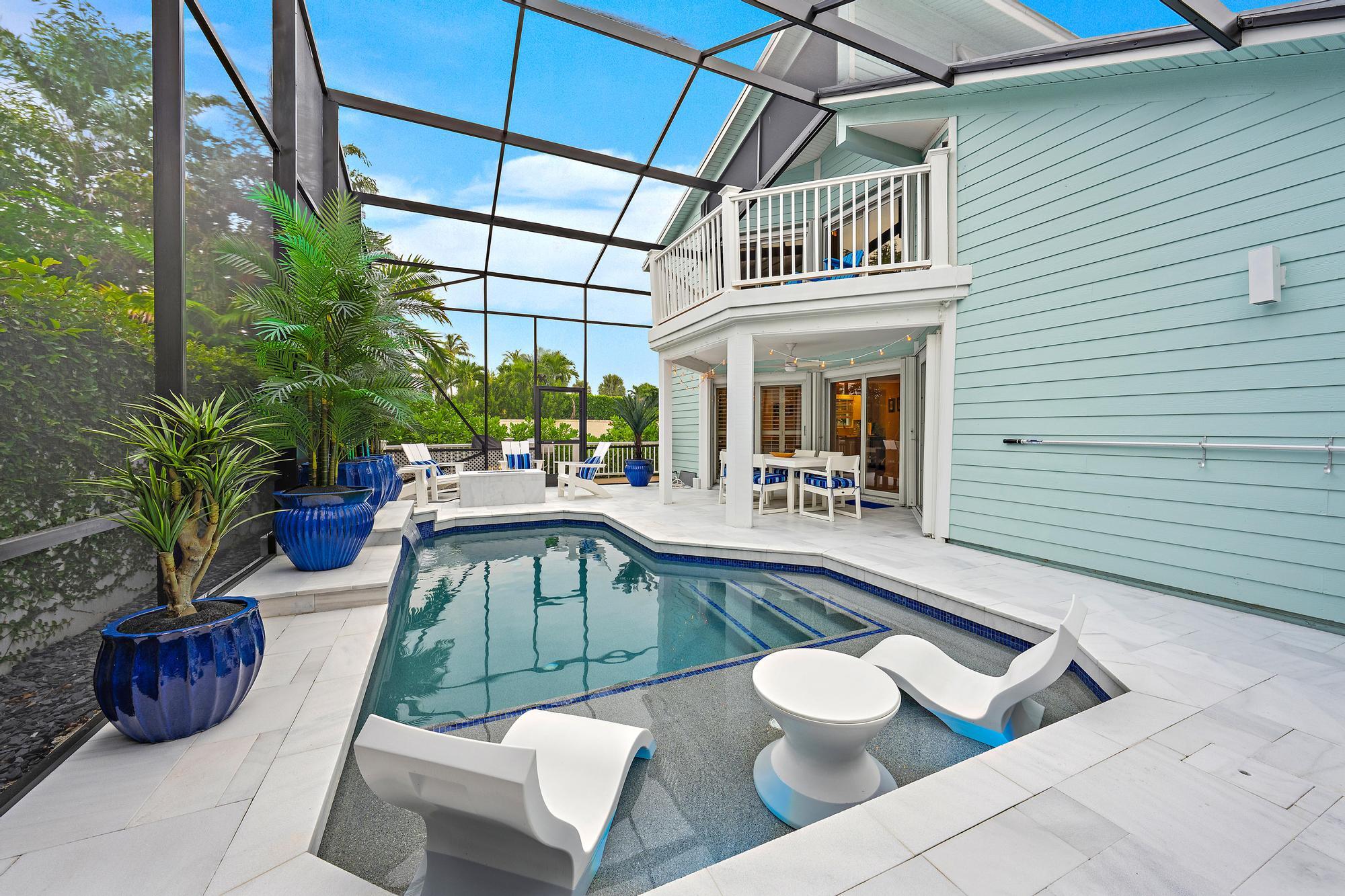 Screened in Pool & Back Exterior