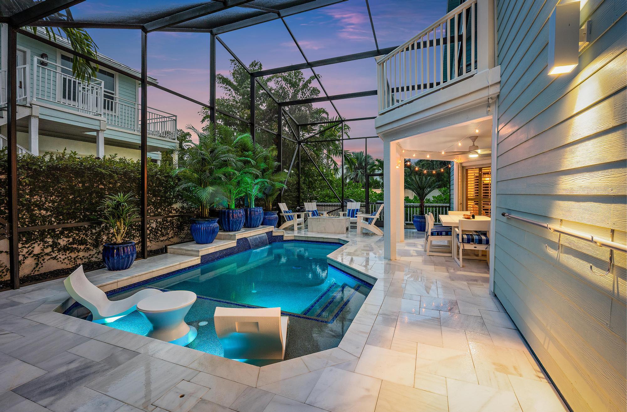 Screened in Pool & Back Exterior