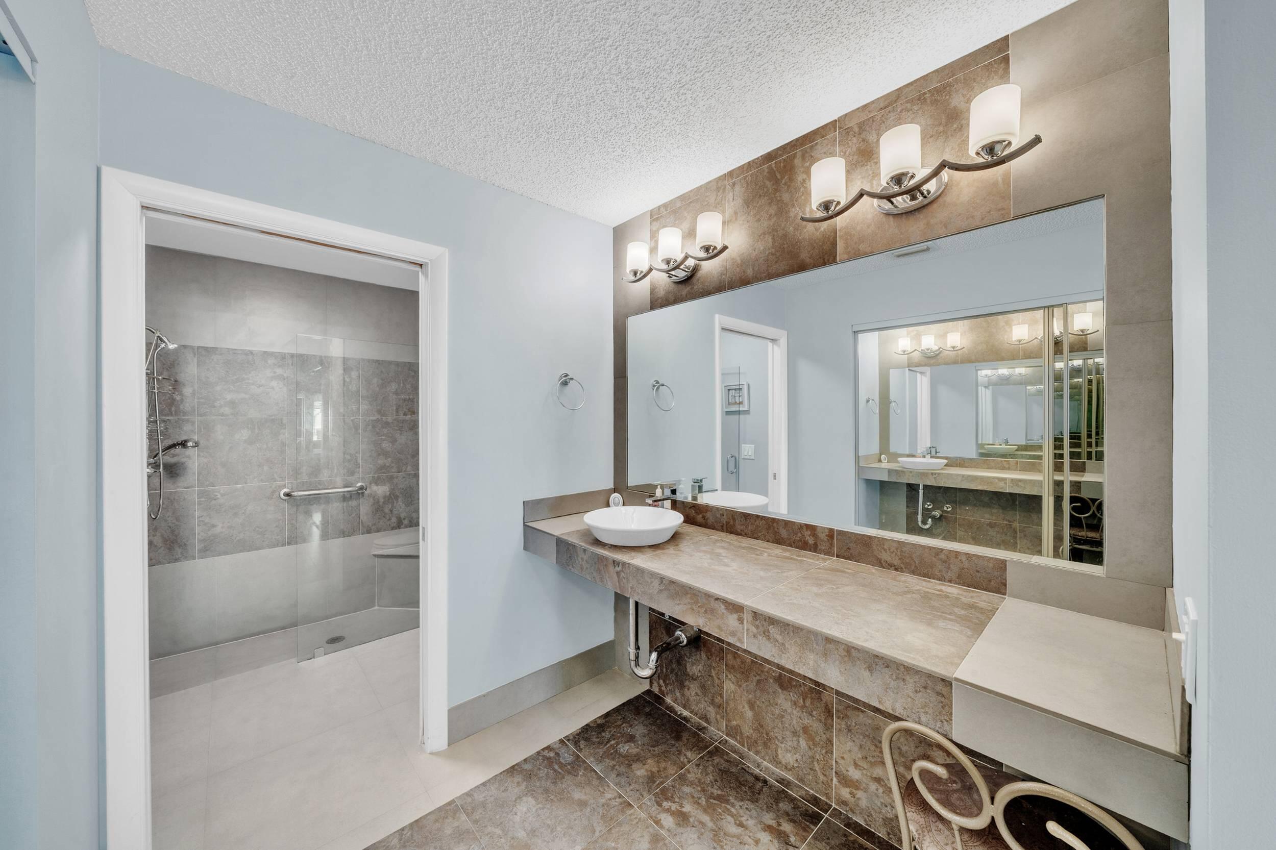 Main Bathroom Main Bathroom