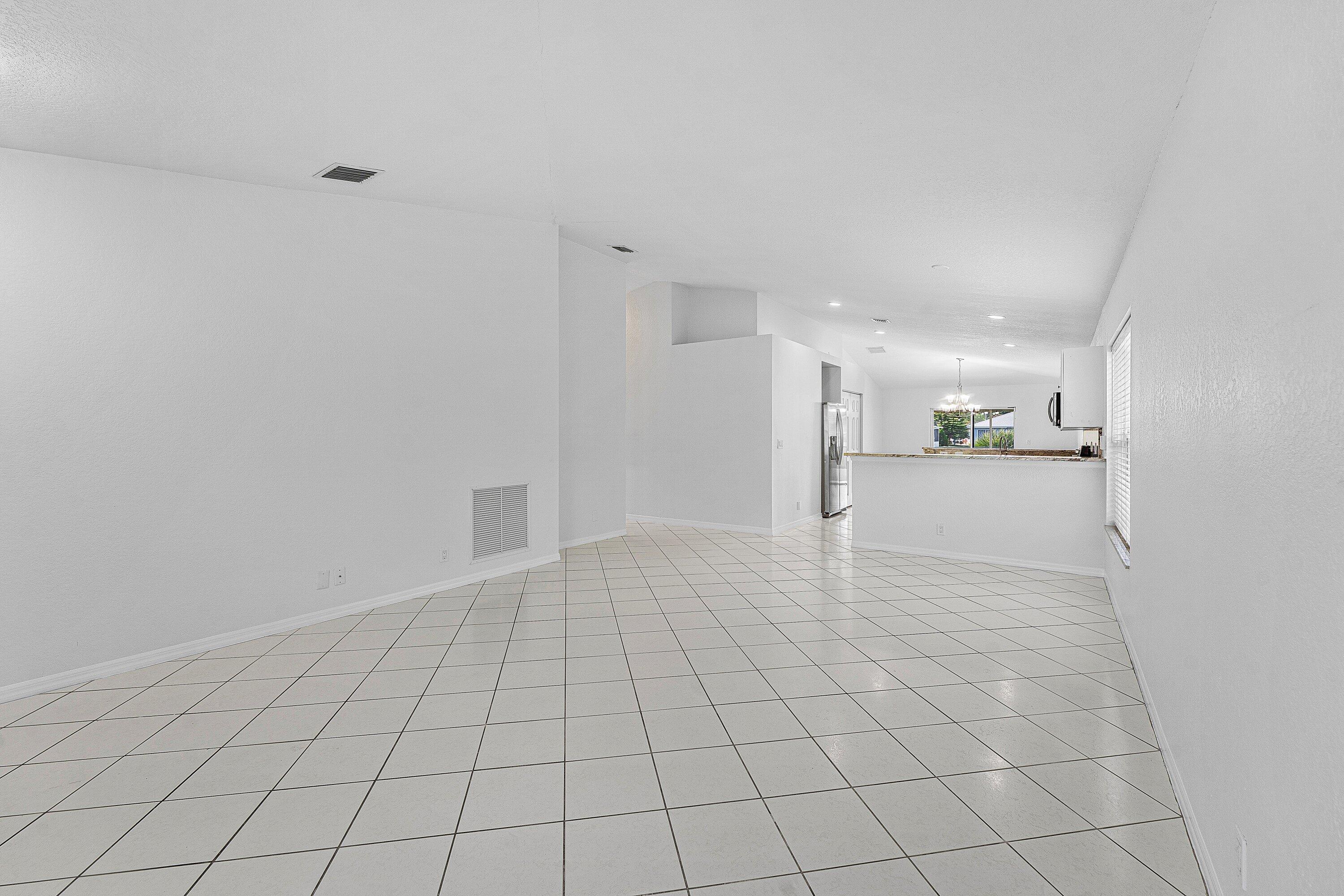 005-5427ClubCircle-Haverhill-FL-33415-SM