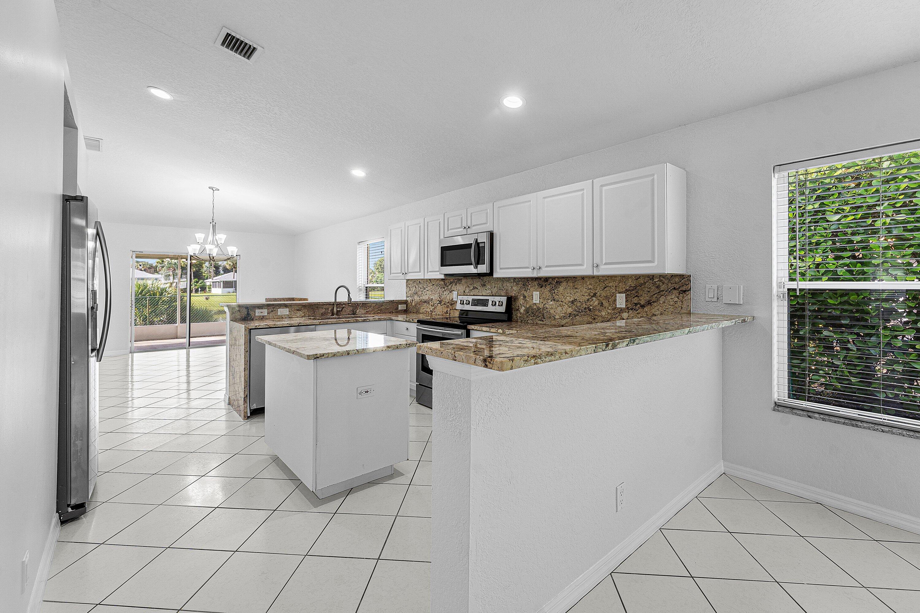 007-5427ClubCircle-Haverhill-FL-33415-SM