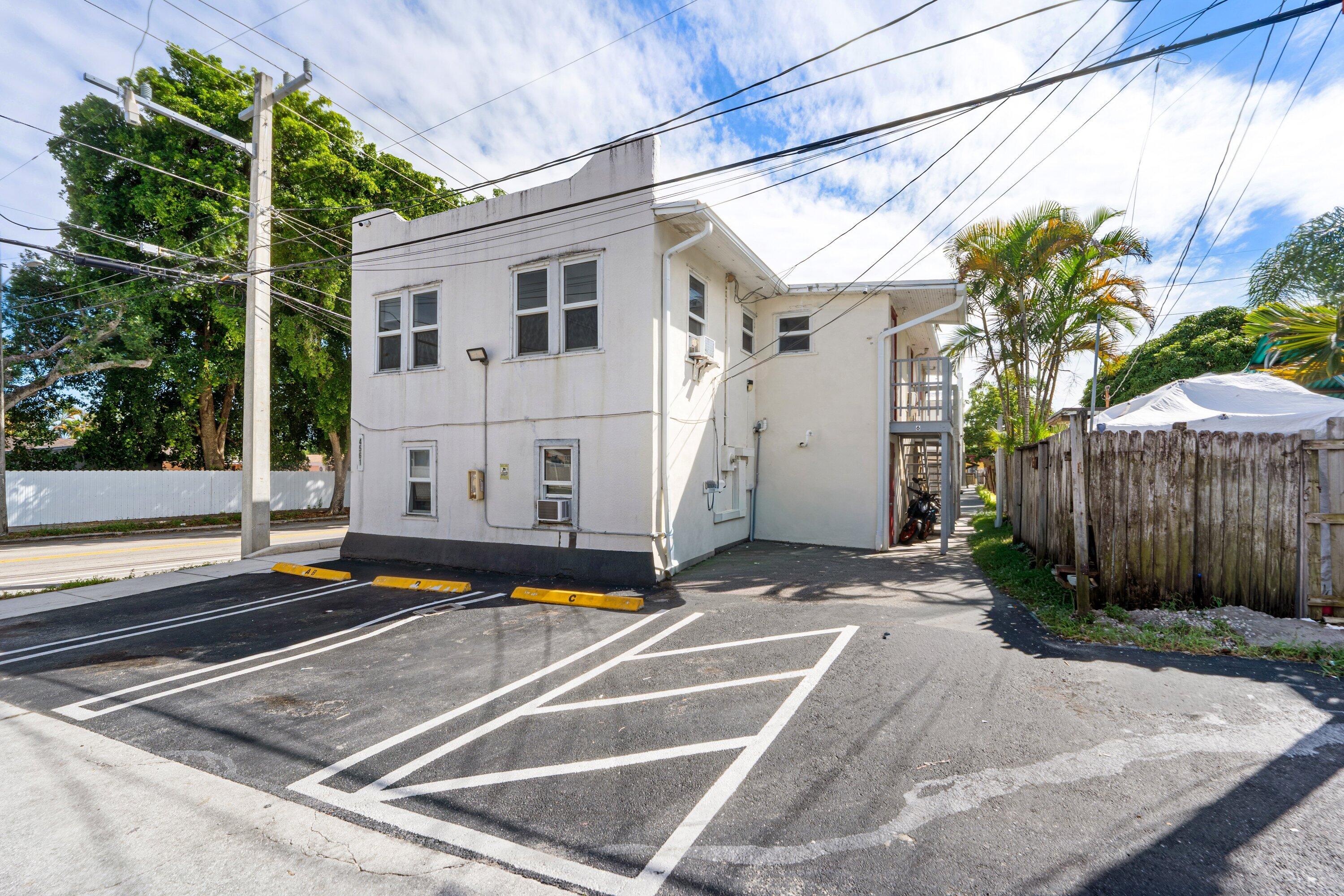 018-4561LakeAvenue-6-WestPalmBeach-FL-33